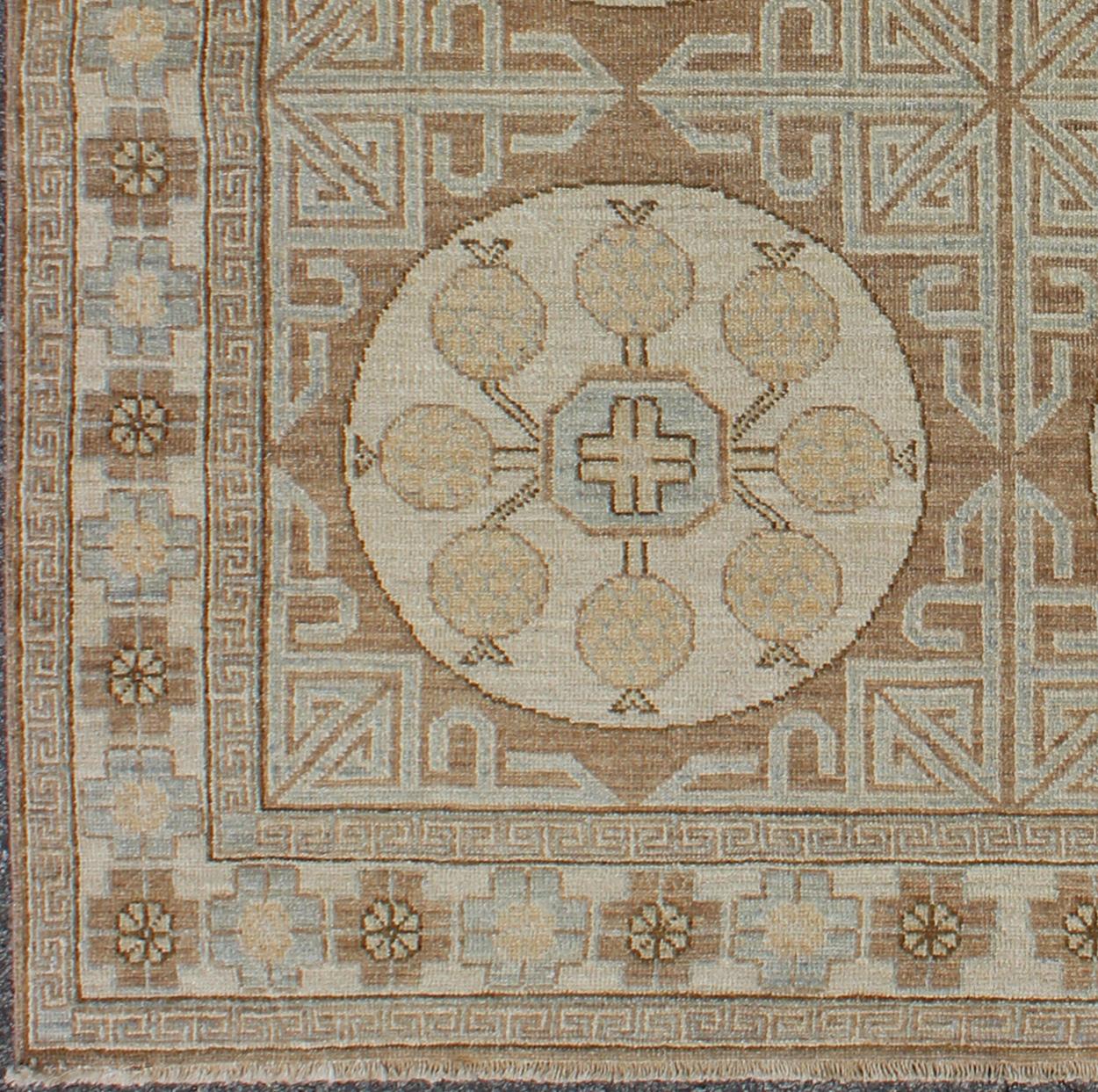 Quadratischer Teppich im Khotan-Design mit kreisförmigem Medaillon in Hellbraun, hell (Afghanisch)