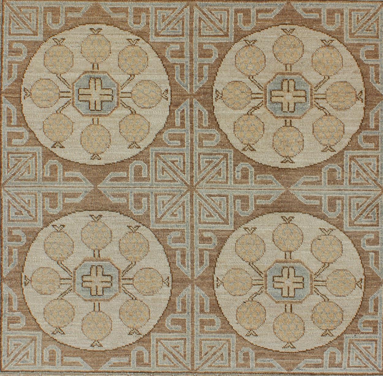 Quadratischer Teppich im Khotan-Design mit kreisförmigem Medaillon in Hellbraun, hell (Handgeknüpft)