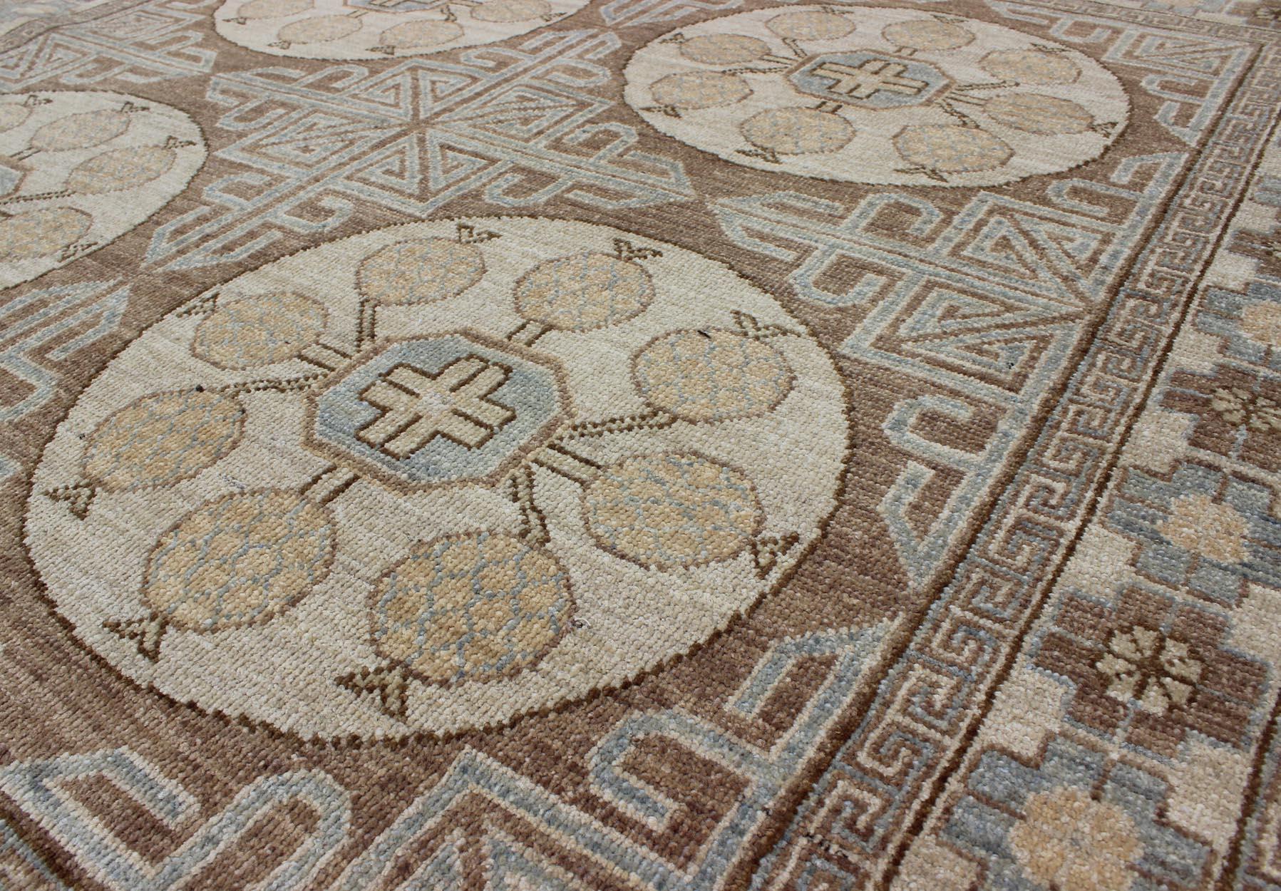 Quadratischer Teppich im Khotan-Design mit kreisförmigem Medaillon in Hellbraun, hell im Zustand „Neu“ in Atlanta, GA