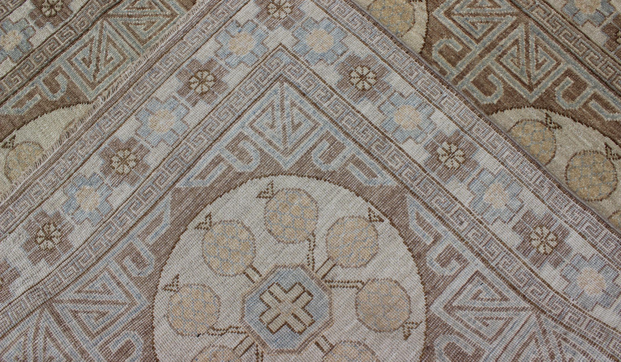 Quadratischer Teppich im Khotan-Design mit kreisförmigem Medaillon in Hellbraun, hell (21. Jahrhundert und zeitgenössisch)