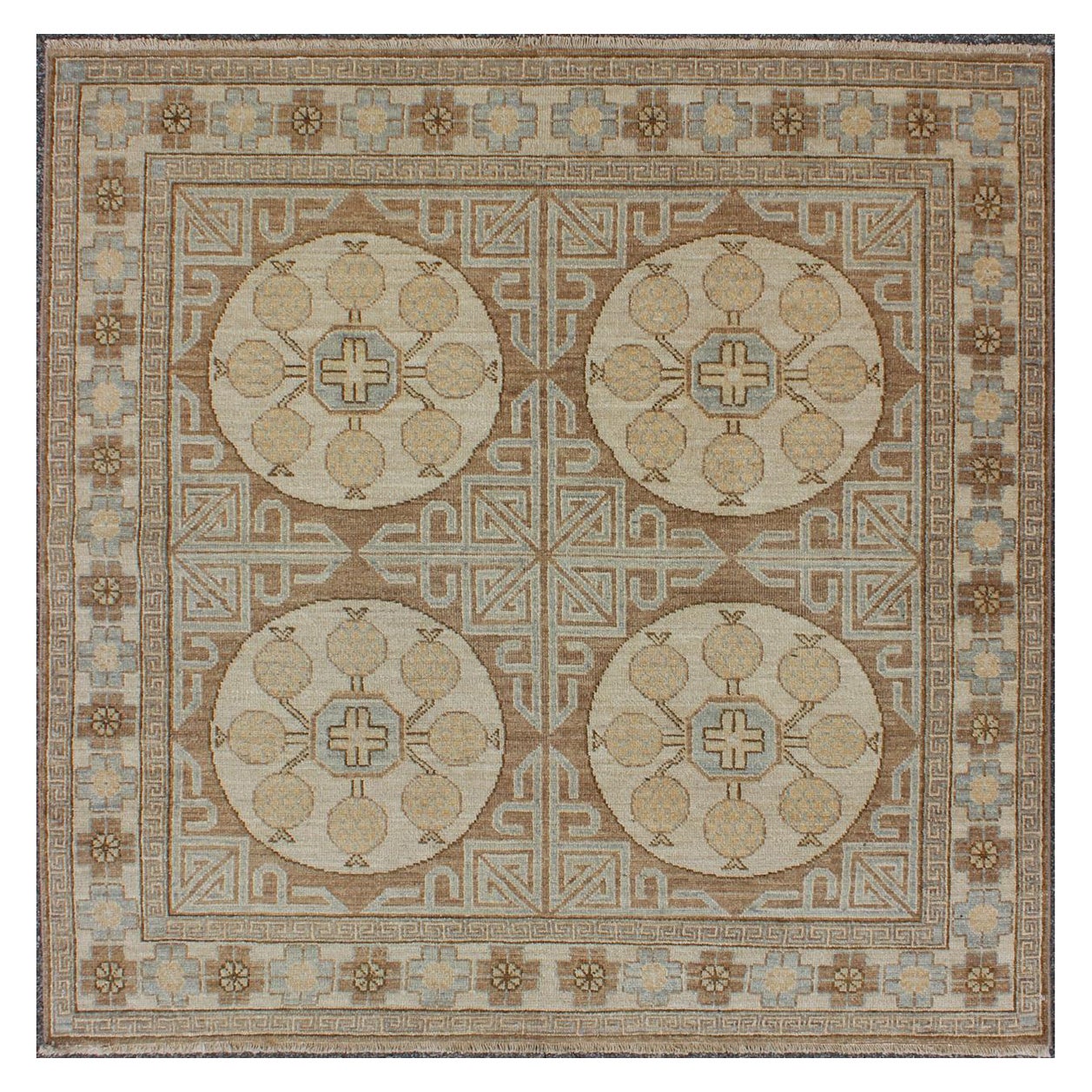 Tappeto quadrato di design Khotan con medaglione circolare in marrone chiaro, Light