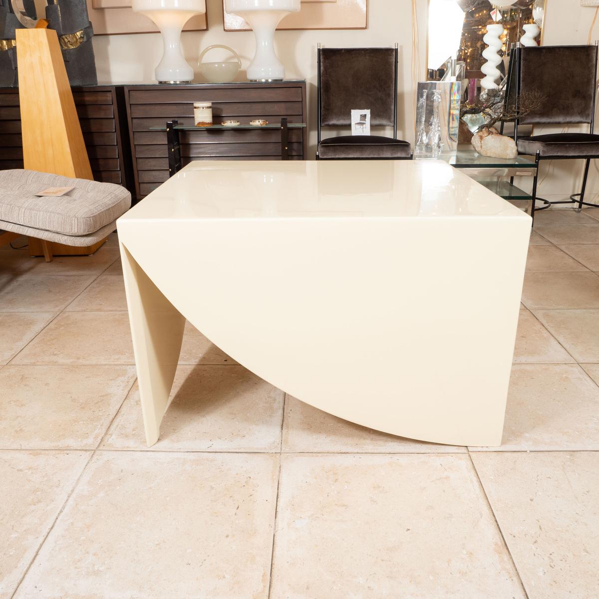 Mid-Century Modern Table d'appoint carrée en peau de chèvre laquée en vente