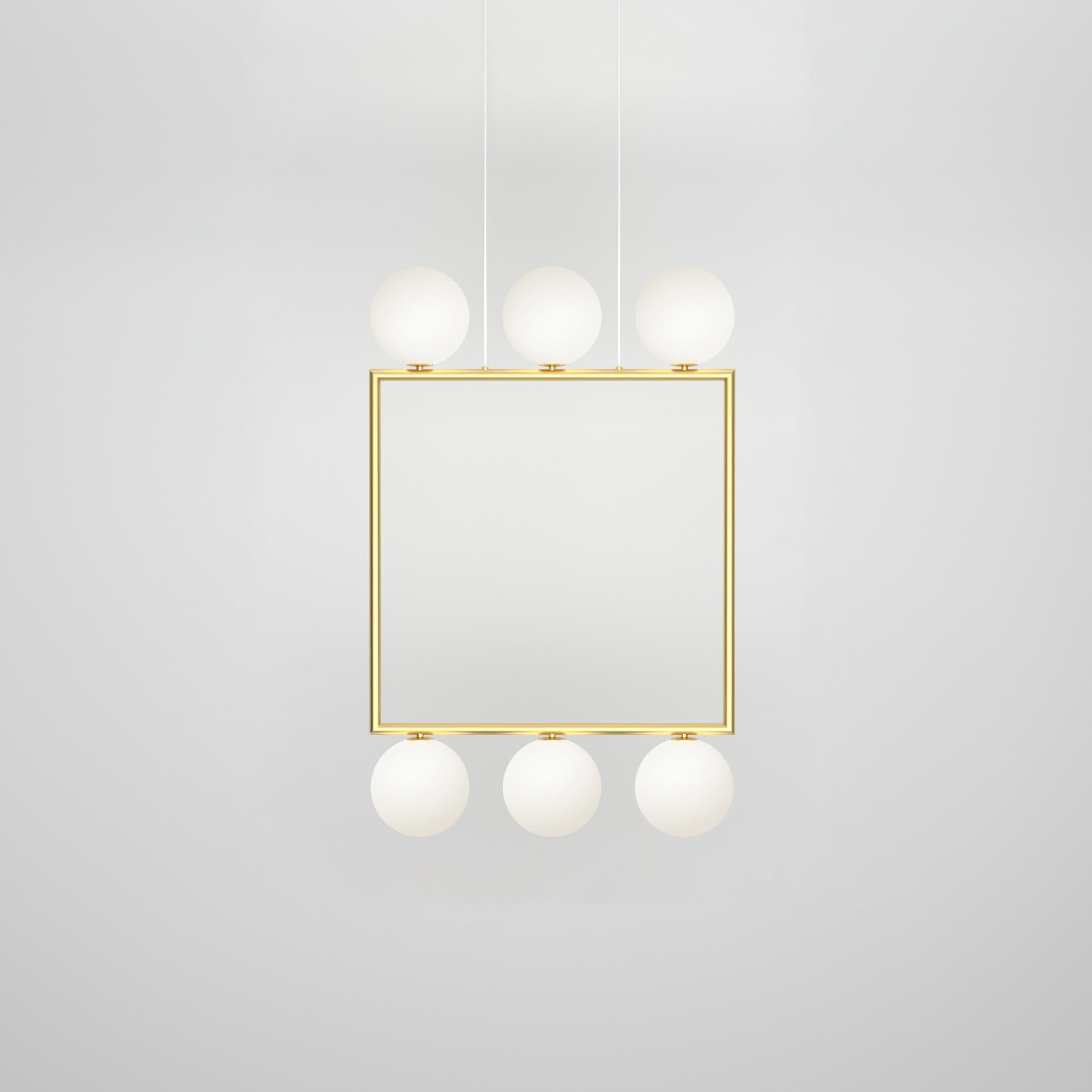Lampada a sospensione Square Large Globes di Atelier Ati
Dimensioni: D 13,5 x L 50 x H 77 cm.
Materiali: Ottone spazzolato, vetro bianco.

Disponibile con globi piccoli o grandi.
Disponibile in ottone, nero, bianco, colore o nichel.