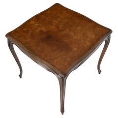 Table de jeu à deux tiroirs avec plateau carré en cuir et pieds cabriole de style provincial français