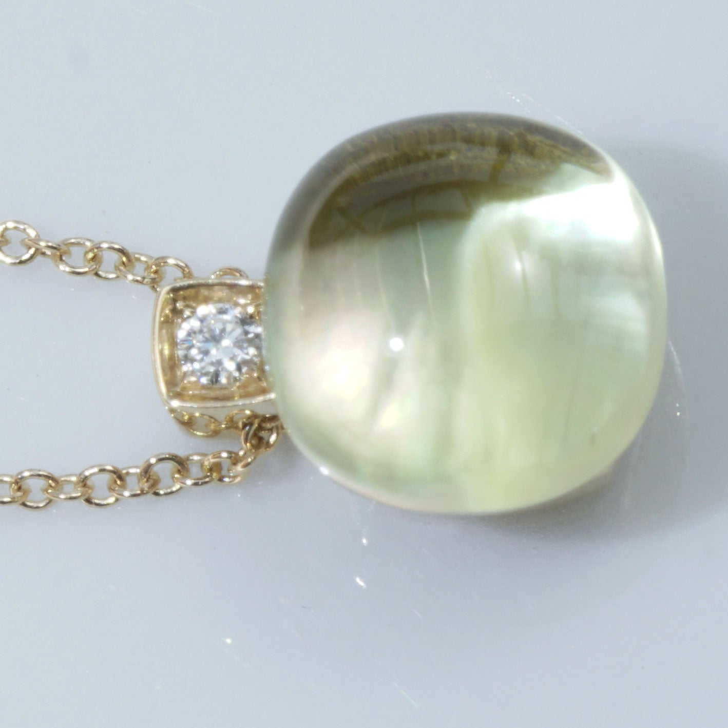 a timeless piece of jewelry, made in a traditional goldsmith manufactory in Valenza/Italy, hallmarked with the Schmuckzicke logo, a square lemon quartz cabochon in the sought-after color yellow-greenish, approx. 4.62 ct, AAA+, underlaid with