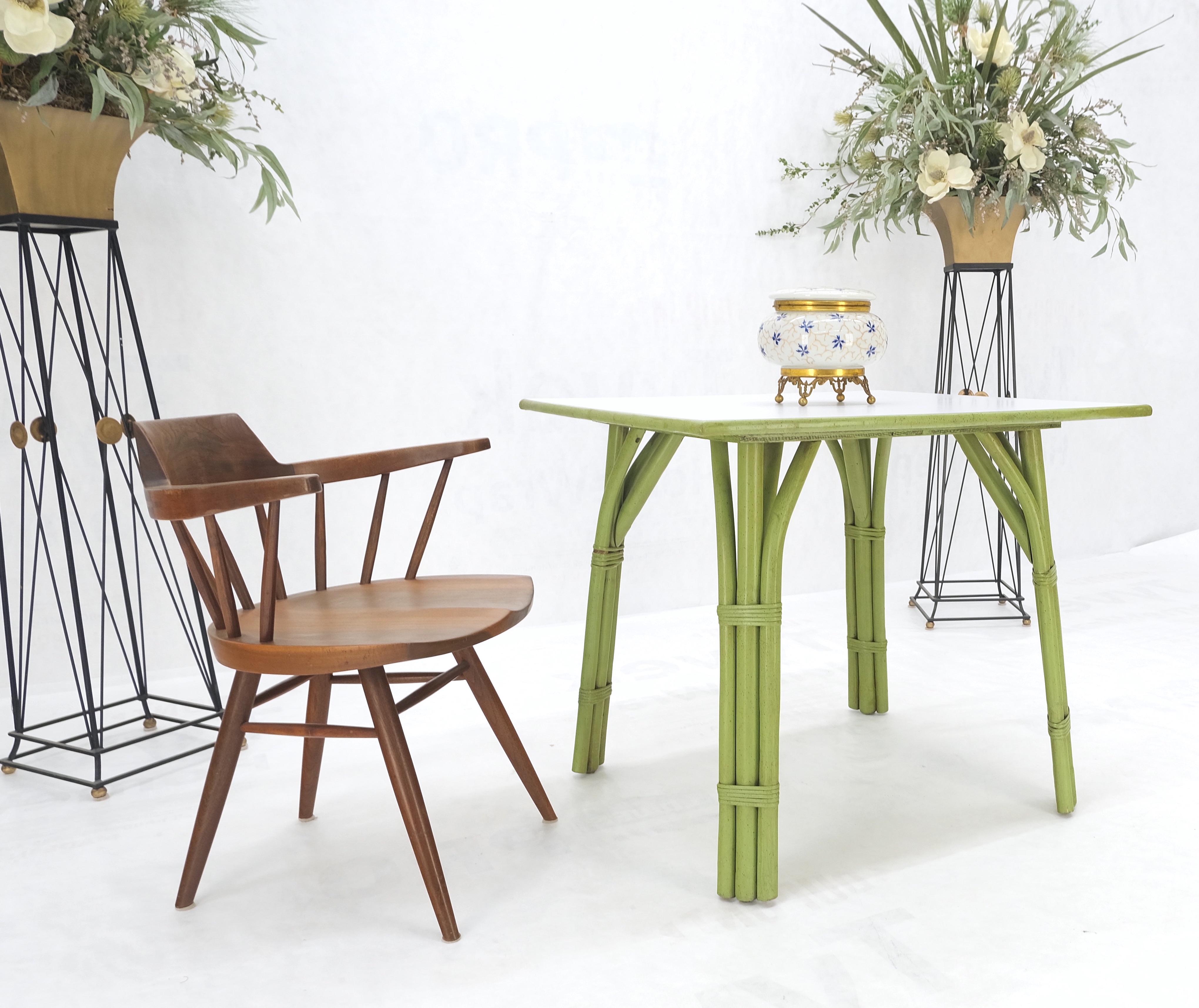 Table de jeu carrée en faux bambou vert clair en rotin Mid Century Modern MINT ! en vente 3