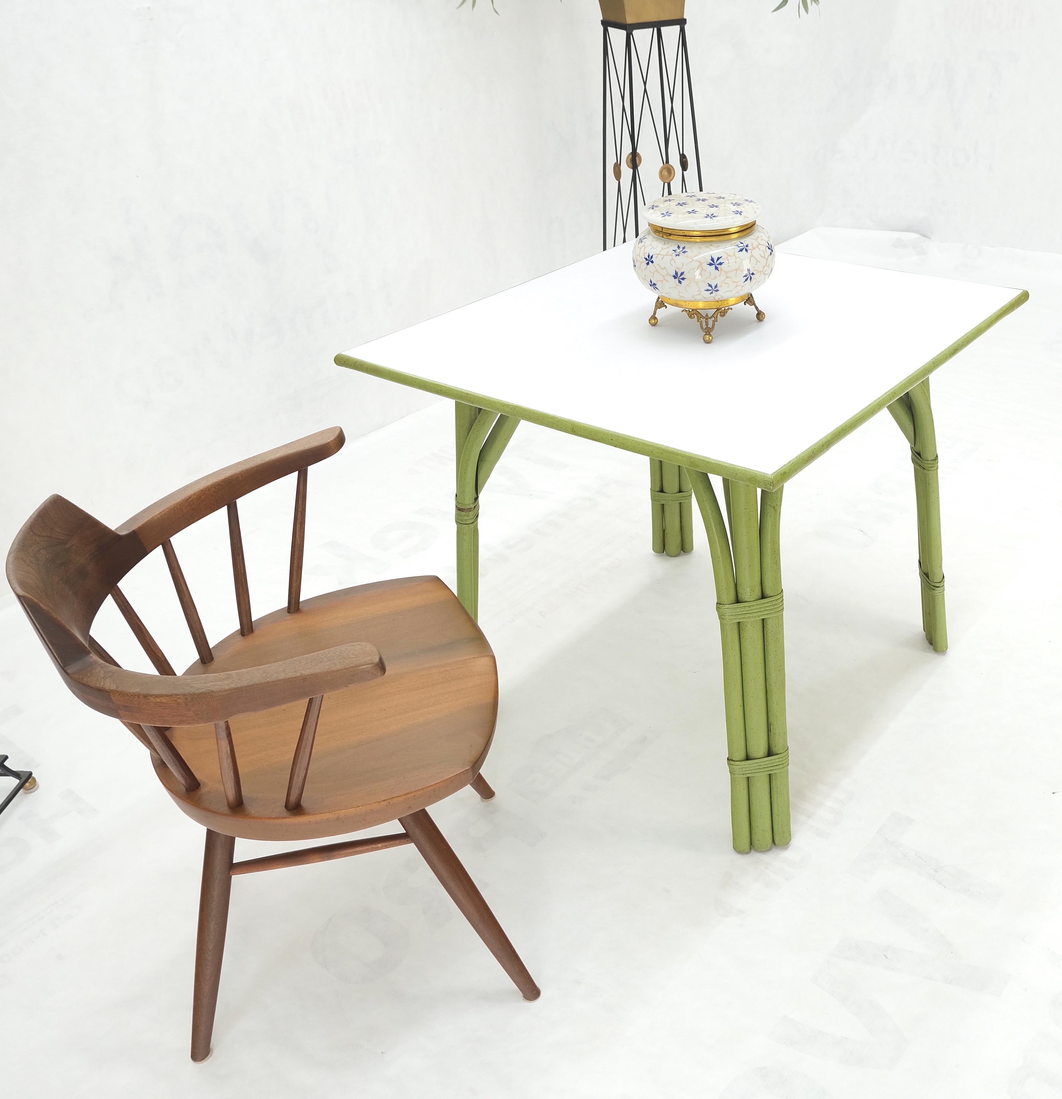 Table de salle à manger en bambou à tesselles avec un seul piédestal, plateau en verre rond de 3/4