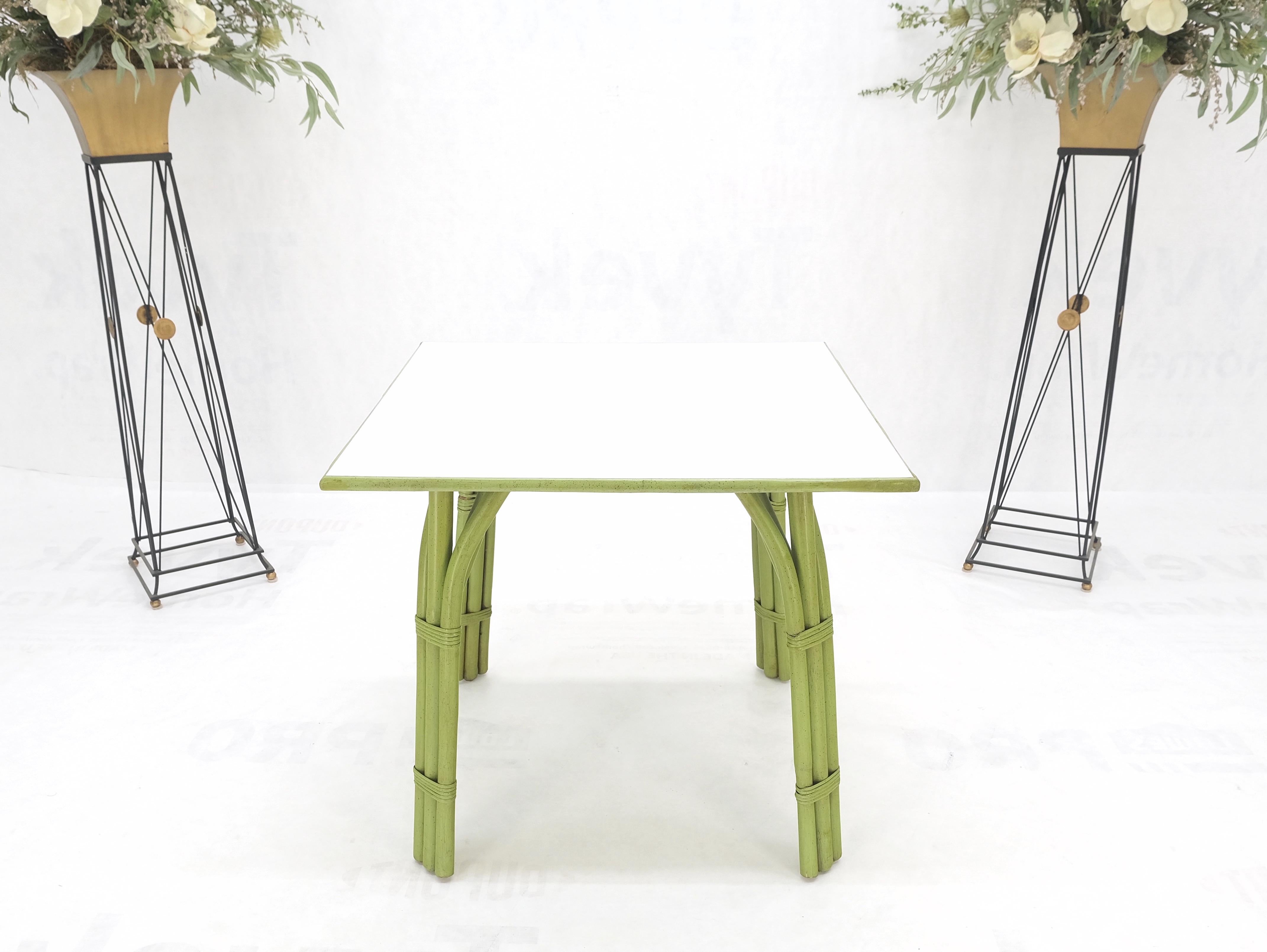 Mid-Century Modern Table de jeu carrée en faux bambou vert clair en rotin Mid Century Modern MINT ! en vente