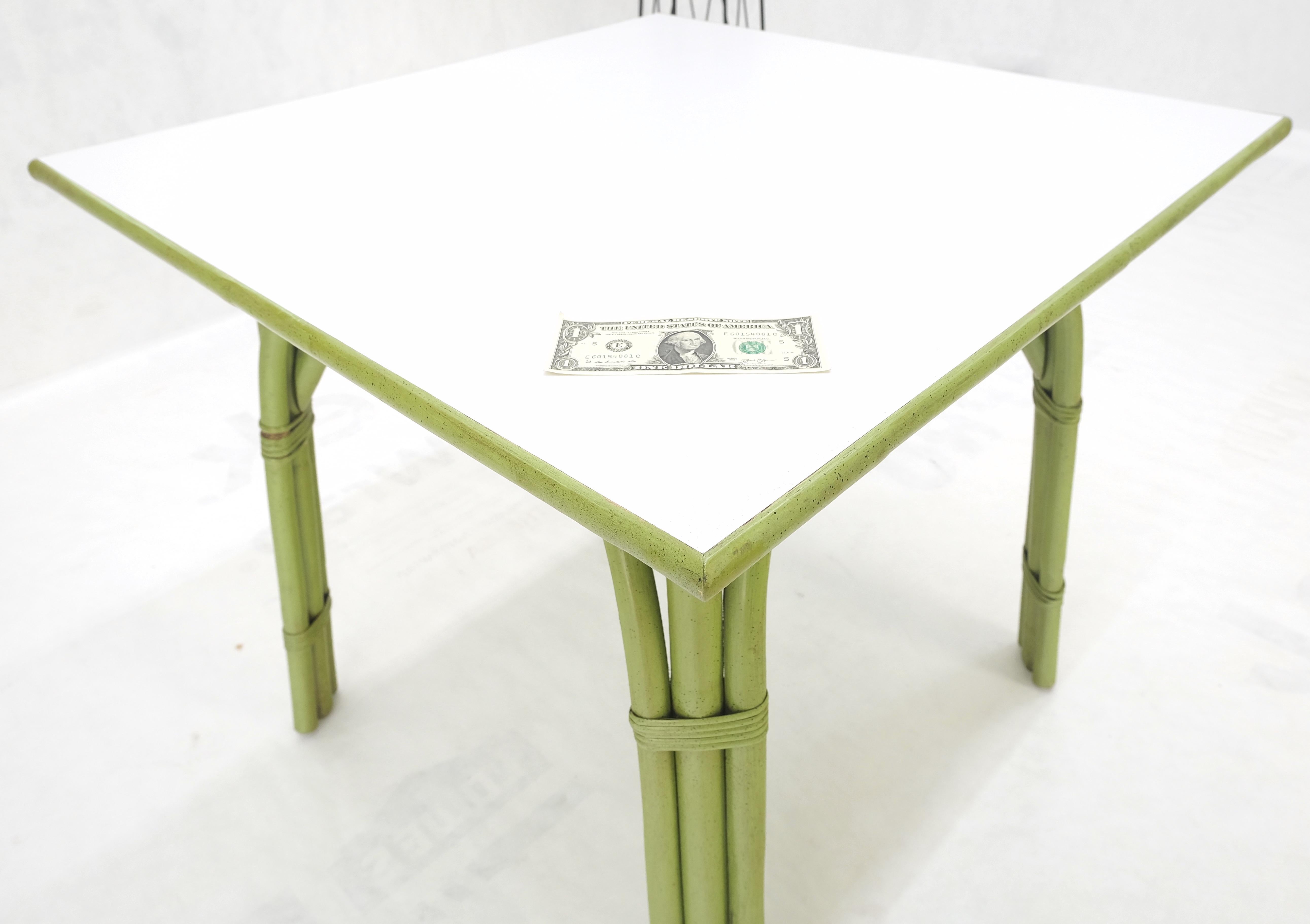 Américain Table de jeu carrée en faux bambou vert clair en rotin Mid Century Modern MINT ! en vente