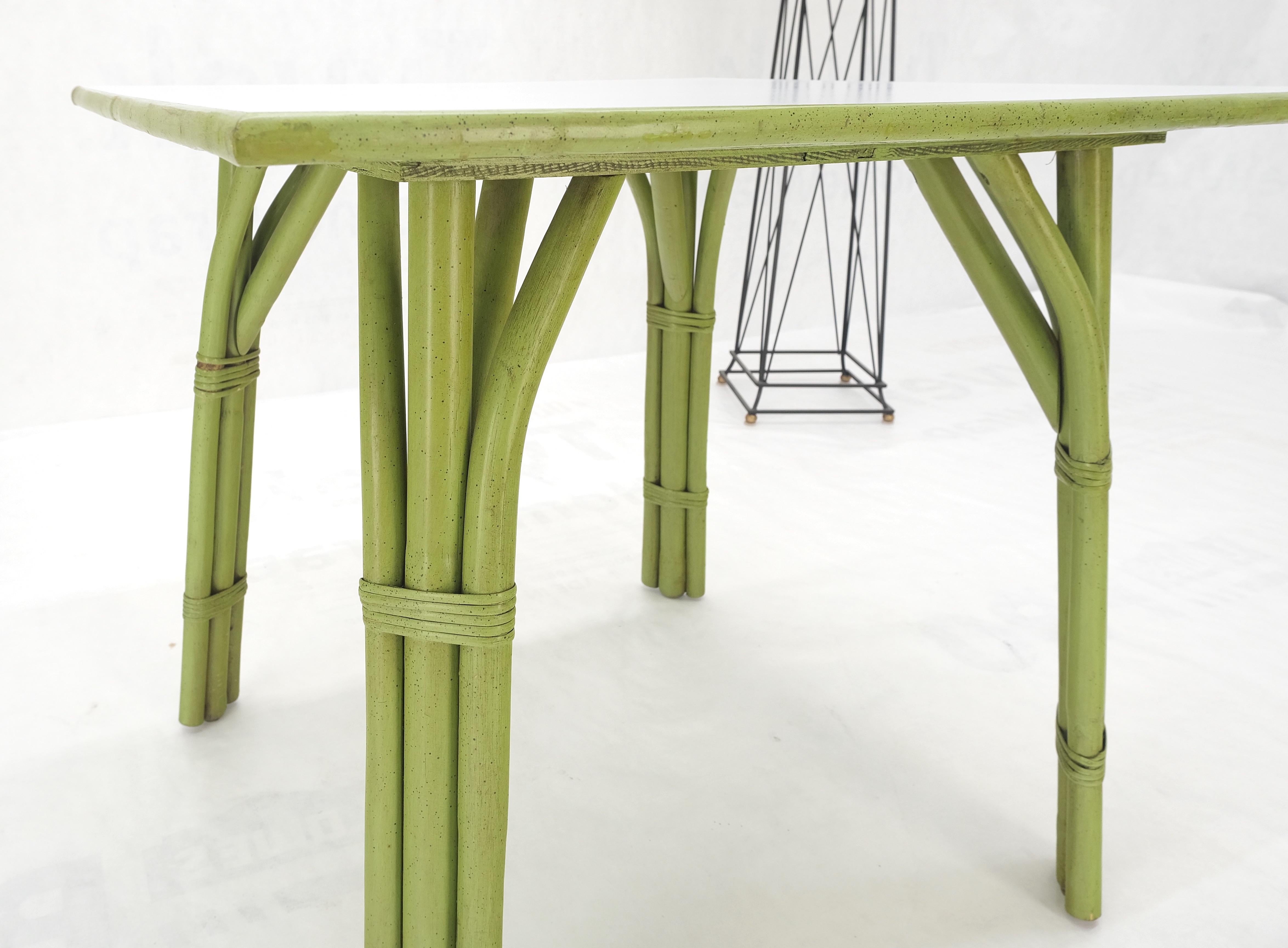 Table de jeu carrée en faux bambou vert clair en rotin Mid Century Modern MINT ! Bon état - En vente à Rockaway, NJ