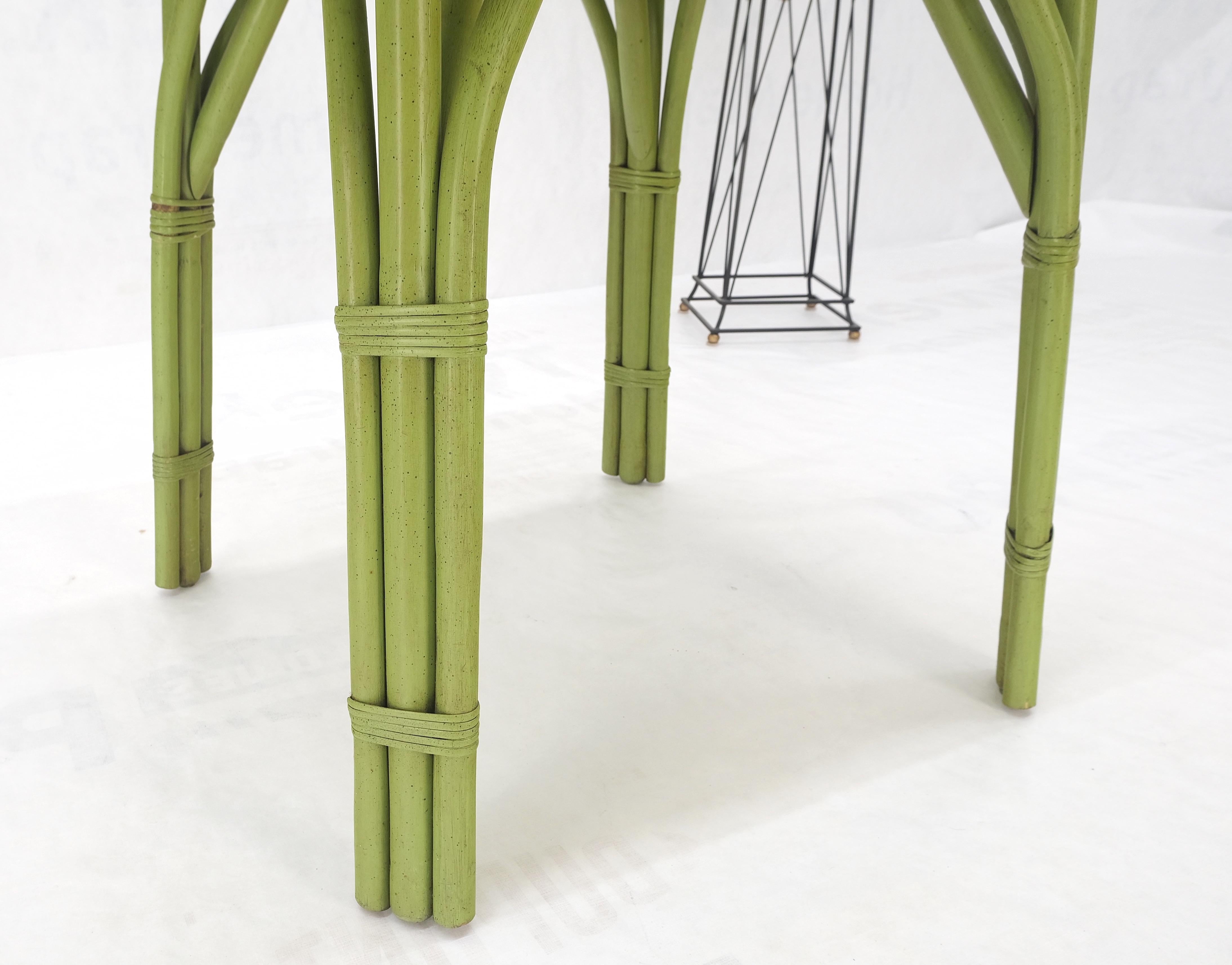 Imitation bambou Table de jeu carrée en faux bambou vert clair en rotin Mid Century Modern MINT ! en vente