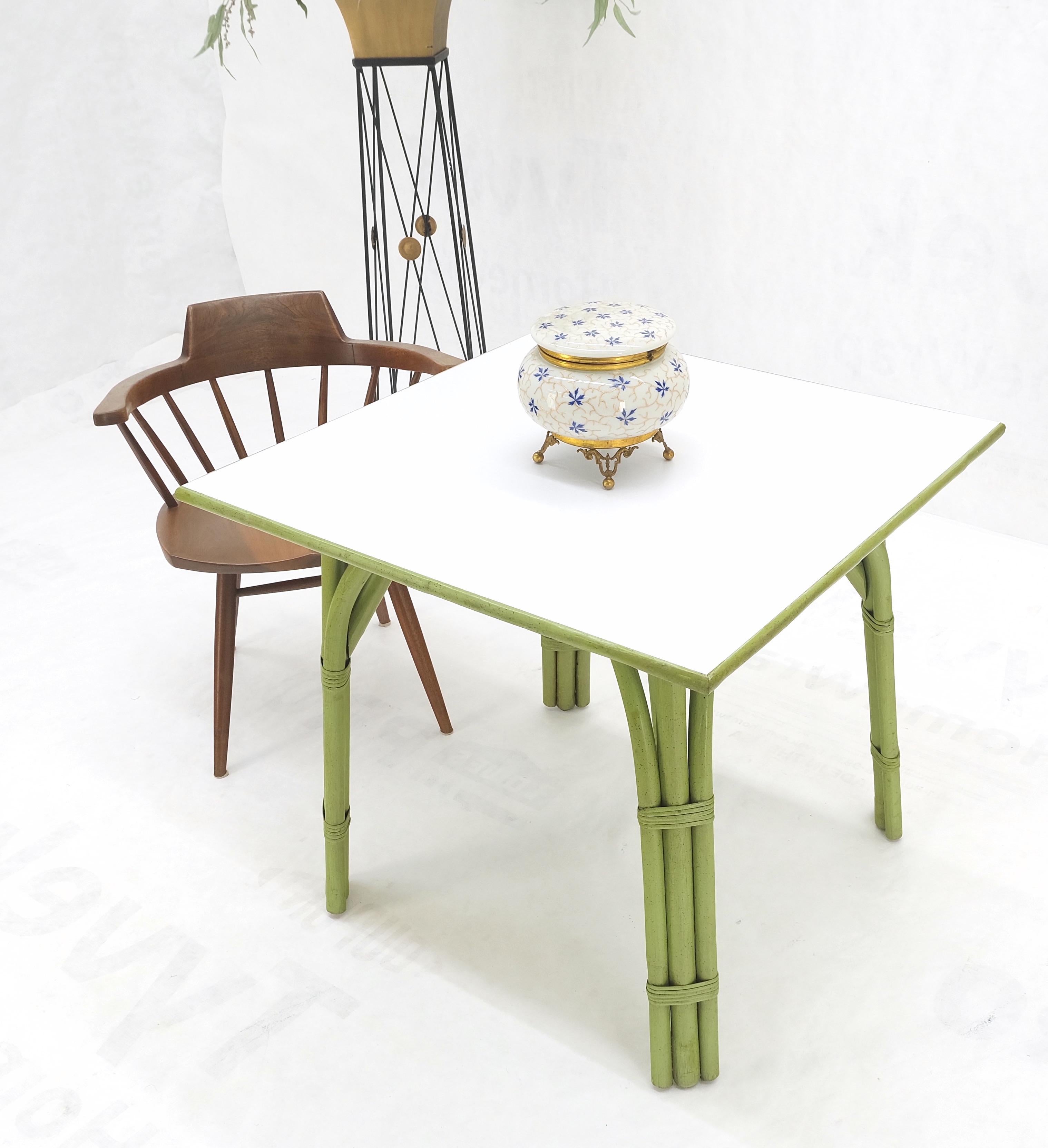 Table de jeu carrée en faux bambou vert clair en rotin Mid Century Modern MINT ! en vente 1