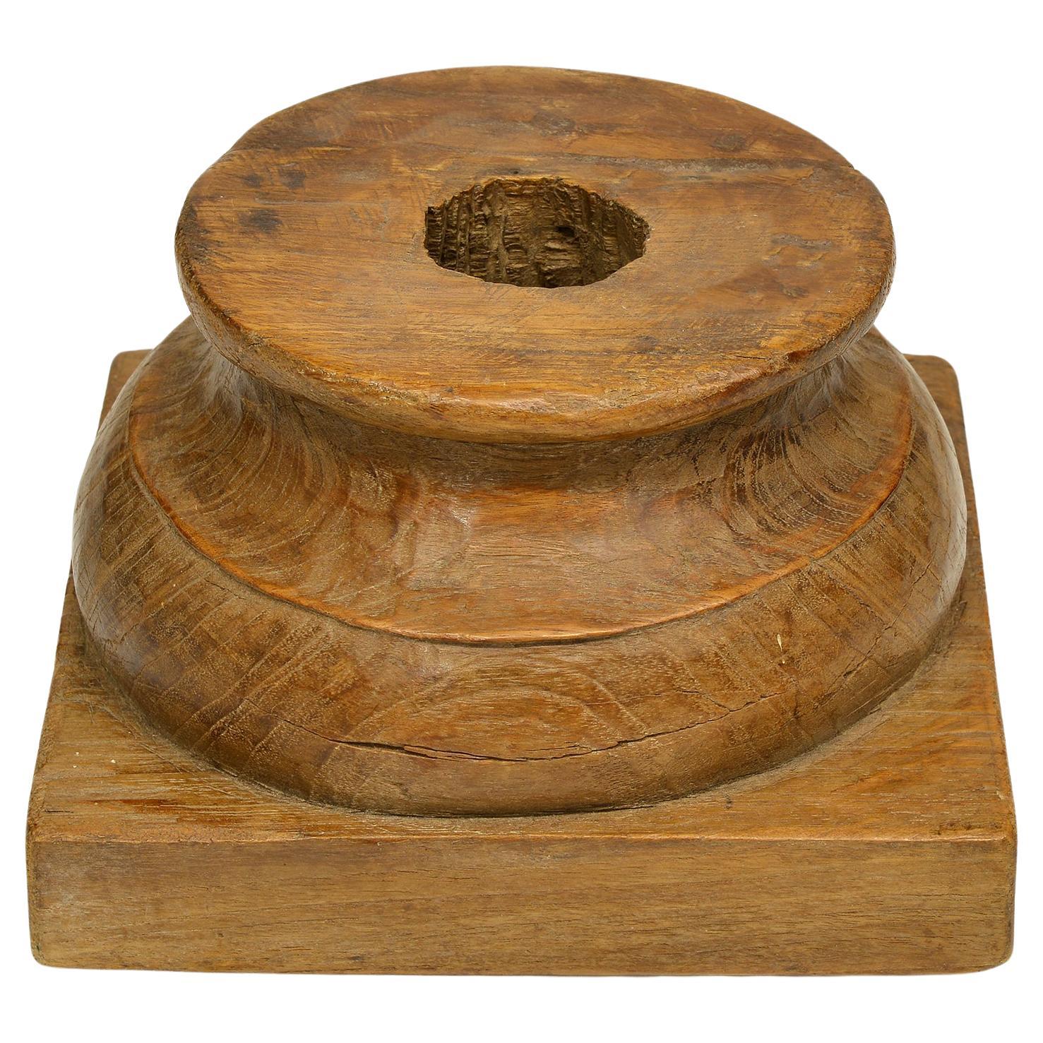 Square little wooden capital, ancient and simple, to use as You wish: in a wall structure, as base for a sculpture, on column in the garden or at its base because it's teak.
Look to the other ones: good prices for closing activities.

ref. M/353 -