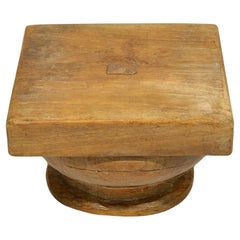 Pequeño capitel cuadrado de madera antiguo