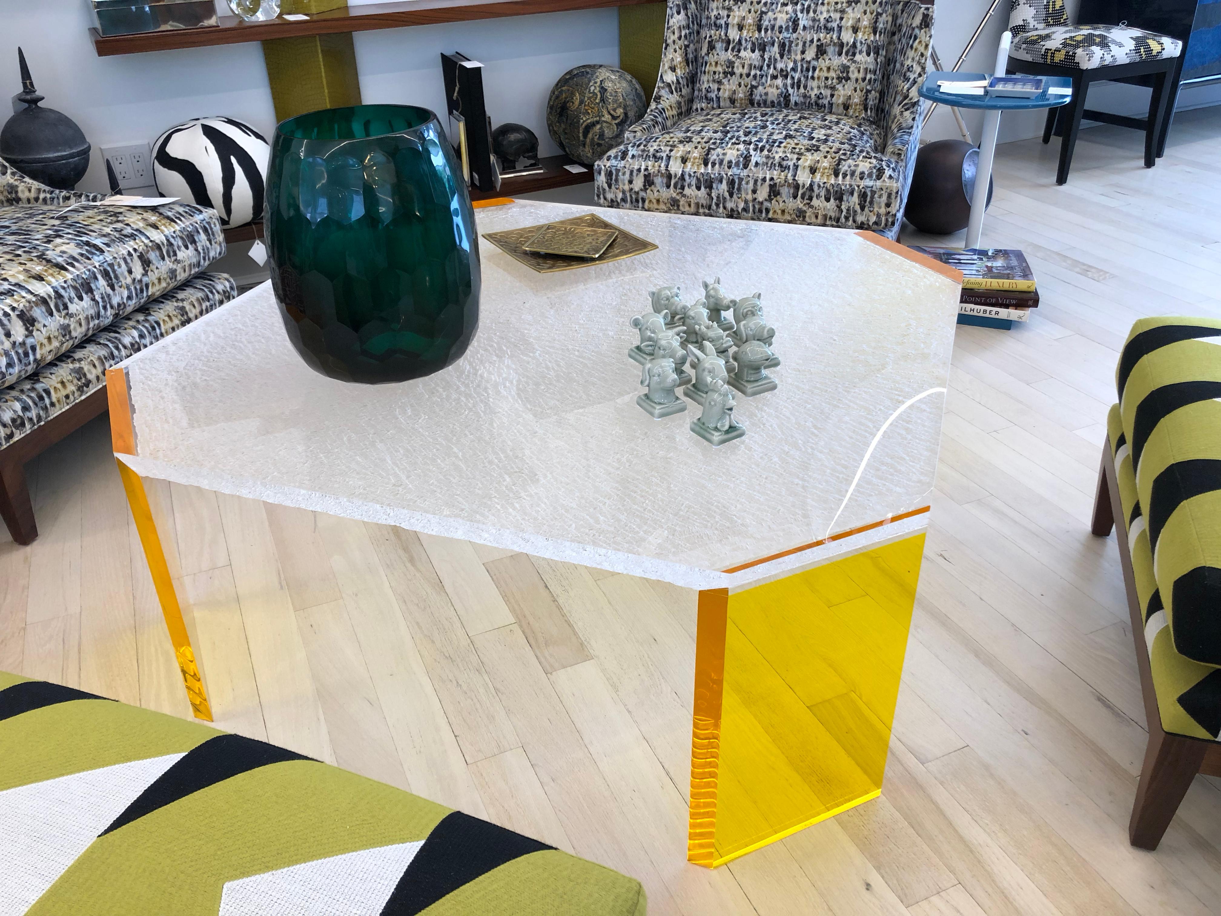 Der Crackled Couchtisch ist ein handgefertigter, moderner Couchtisch aus Lucite. Der Tisch hat eine klare, einen Zoll dicke Platte mit Kristalleffekten und reflektierende gelbe Beine. Der Tisch ist jetzt verfügbar, wie er ist, oder die Farbe und