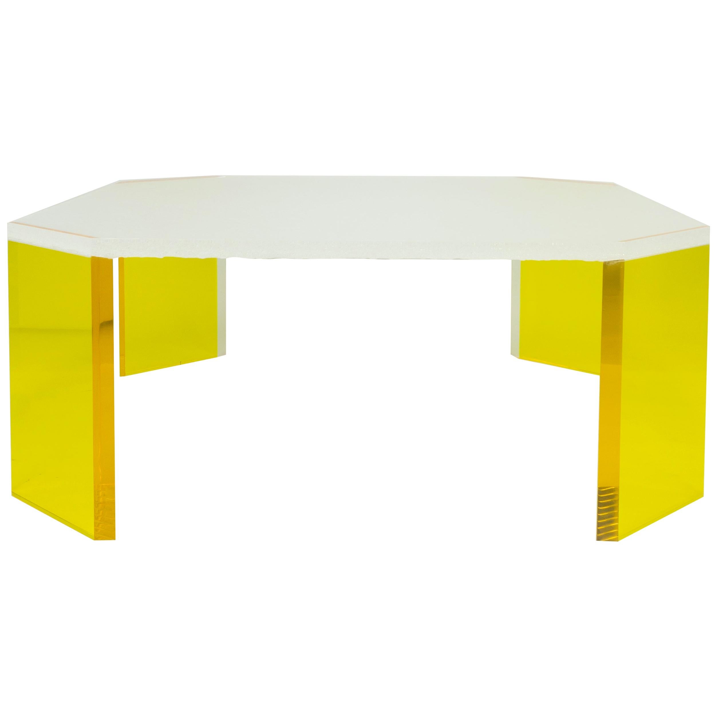 Table basse carrée en lucite avec effet cristallisé