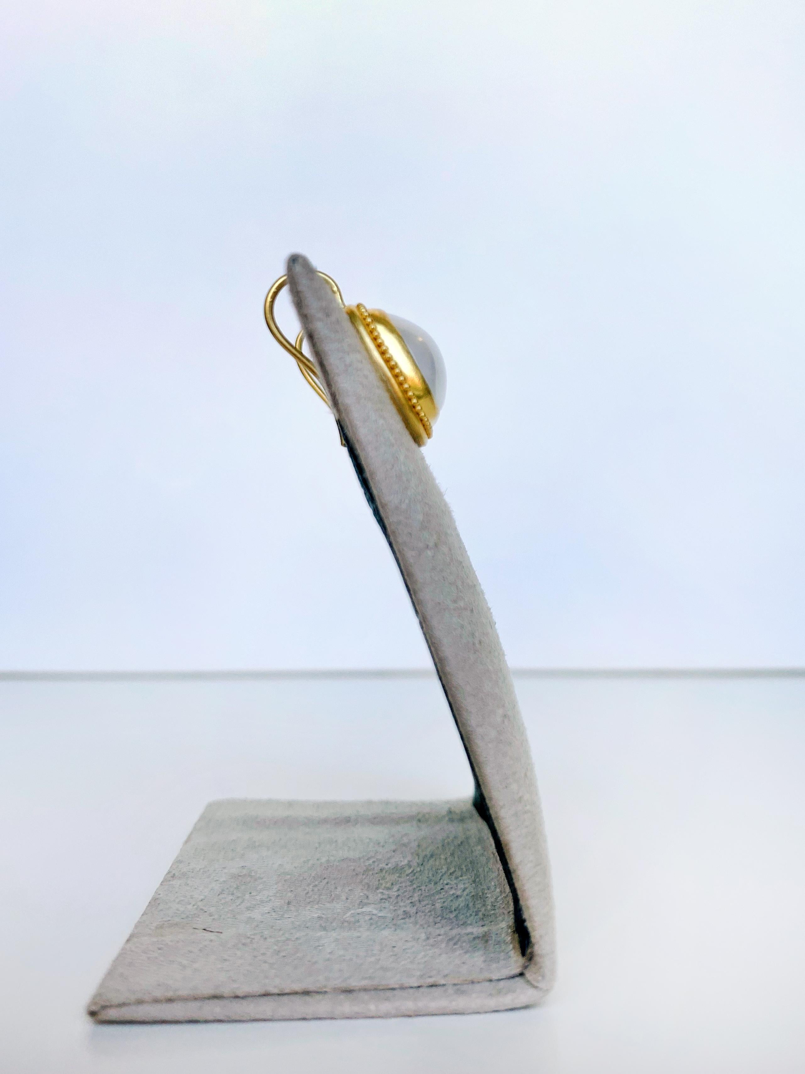Quadratische Mabe-Perlenohrringe mit 22 Karat Goldgranulation  (Kunsthandwerker*in) im Angebot