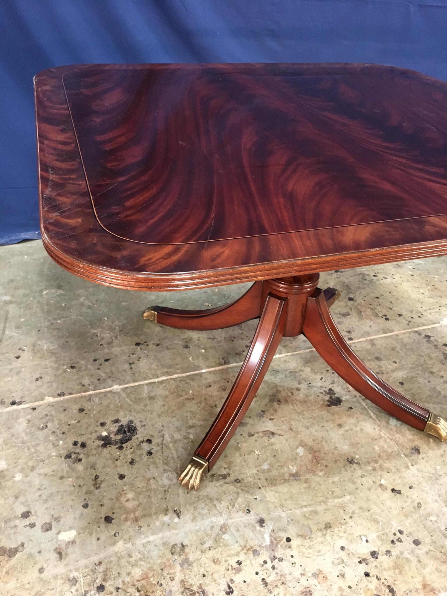 Acajou Table d'appoint carrée en acajou de style géorgien par Leighton Hall en vente