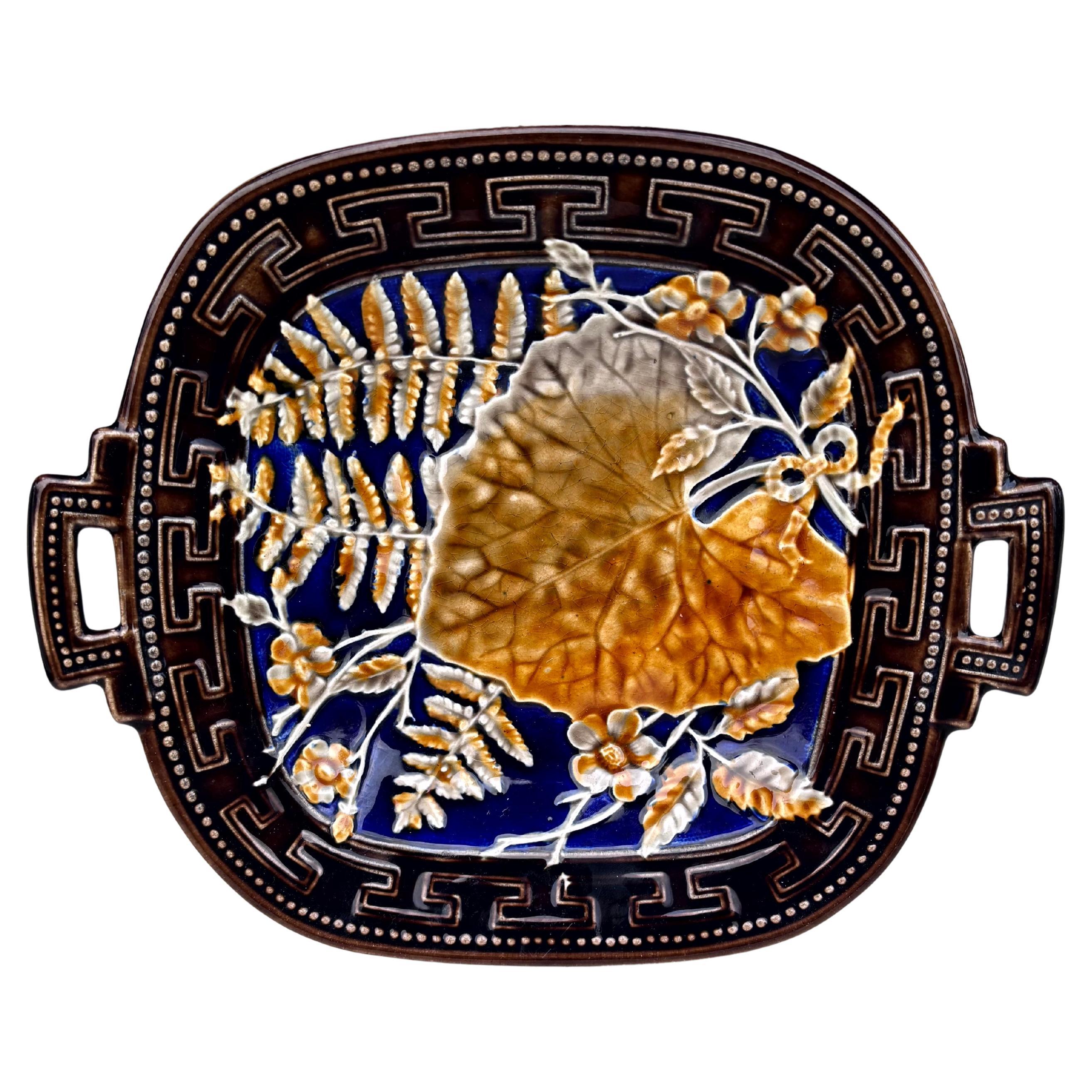 Comportino quadrato in maiolica con manico a forma di foglia, Choisy-le-Roi, 1890 ca.