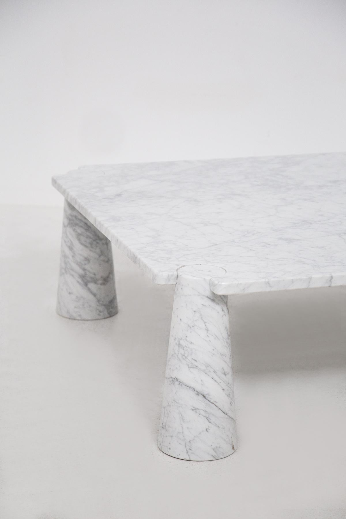 Superb marble side table designed by Angelo Mangiarotti for the prestigious Italian manufacture Skipper, in the 60s and 70s.
The table by Angelo Mangiarotti is totally made of a very precious marble. The top has a square shape, where at each corner