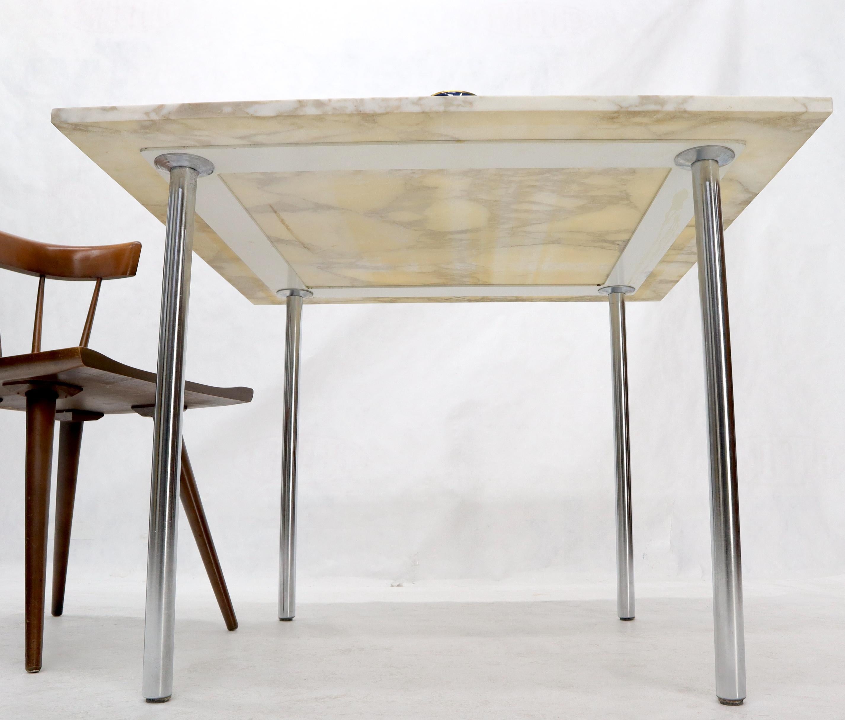 Quadratischer Esstisch mit Marmorplatte und verchromten Beinen, Spiel (Moderne der Mitte des Jahrhunderts) im Angebot