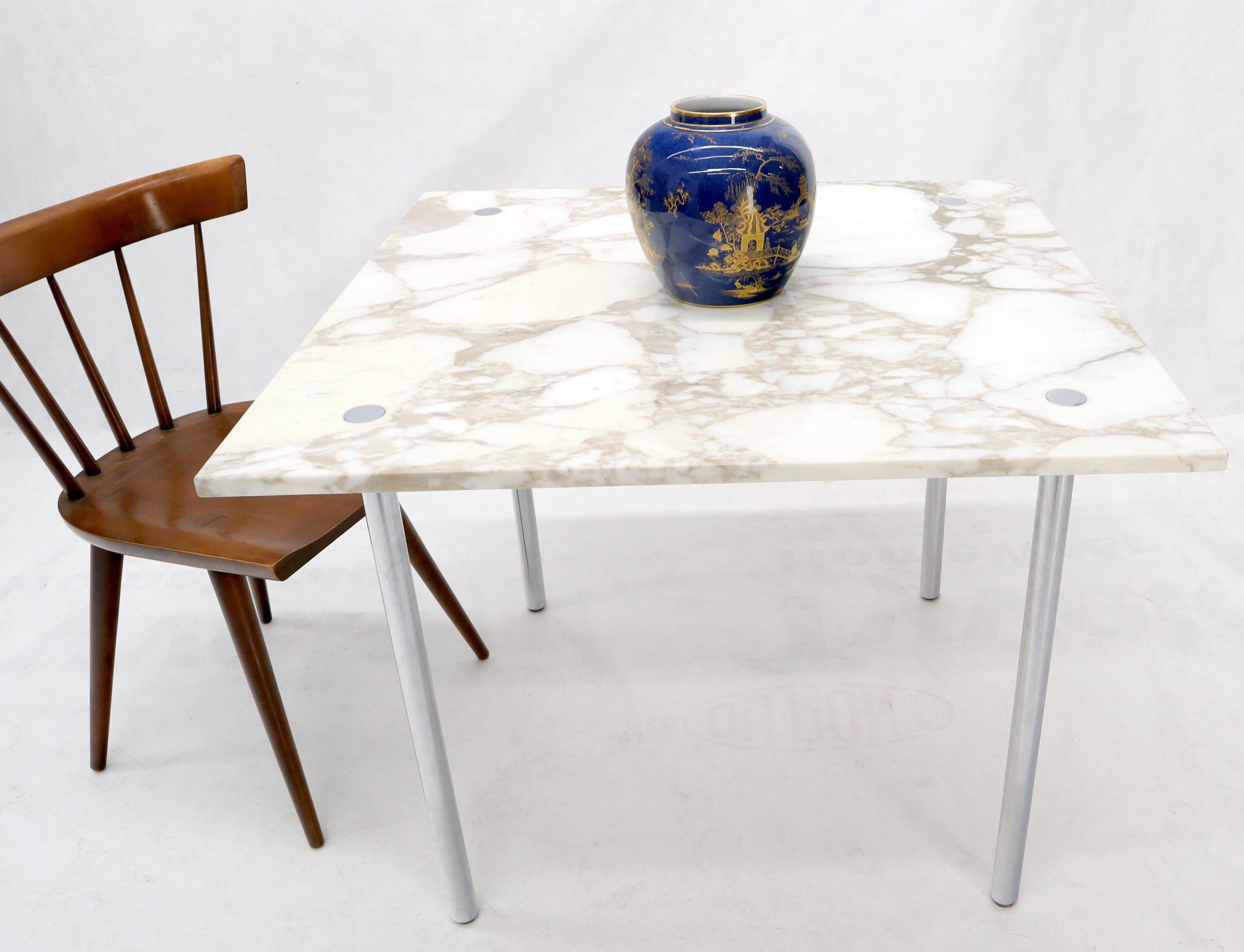 Quadratischer Esstisch mit Marmorplatte und verchromten Beinen, Spiel im Angebot 2