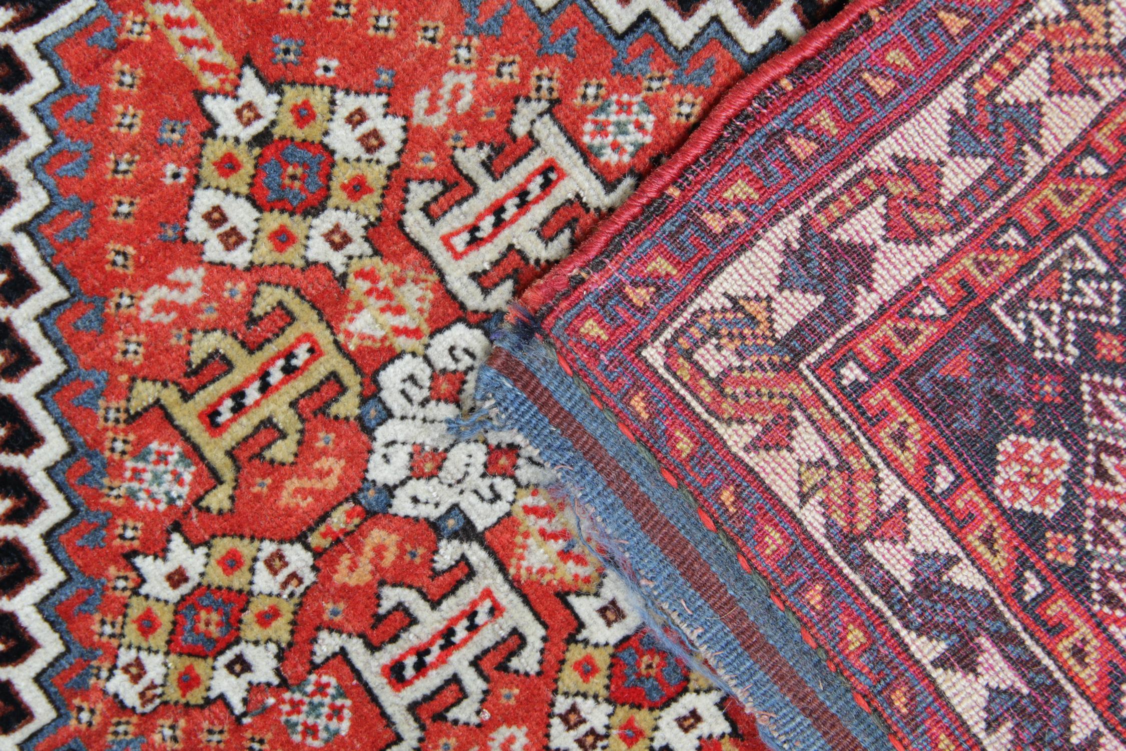 Quadratischer handgewebter Teppich aus orientalischer Wolle mit Medaillonmuster (Kaukasisch) im Angebot