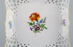 Quadratische Meissener Schale aus durchbrochenem Porzellan mit handbemalten Blumen.