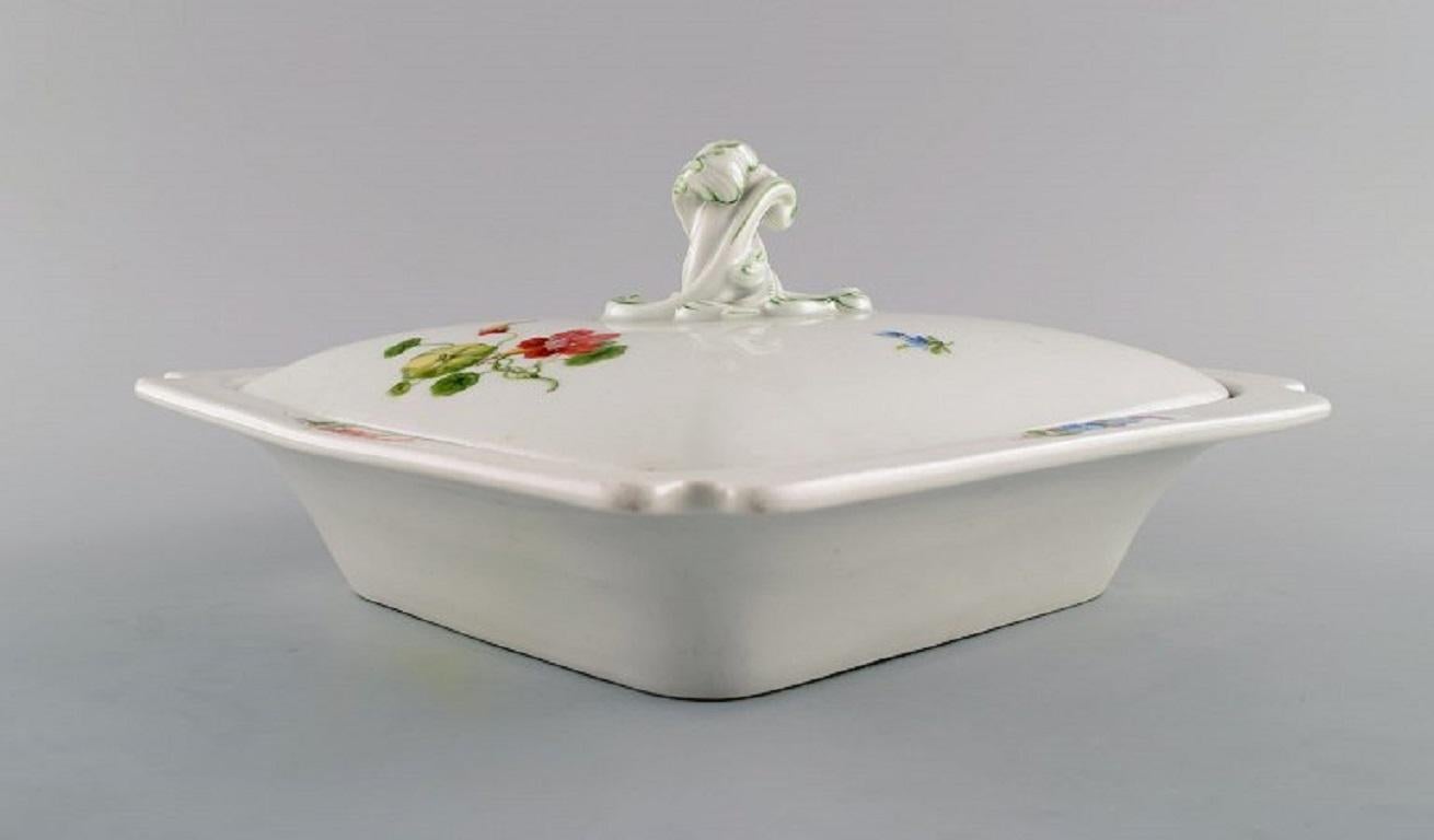 Square Meissen porcelain lidded tureen with turned lid knob and hand-painted flowers. Late 19th century.
Measures: 24.5 x 24.5 x 12 cm.
In excellent condition.
Stamped.
1st factory quality.