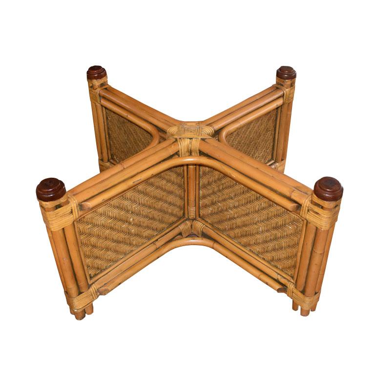Table basse carrée mi-siècle en bambou et rotin avec base en X et plateau en verre rond en vente 3