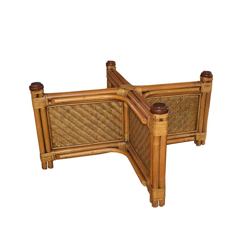 Hollywood Regency Table basse carrée mi-siècle en bambou et rotin avec base en X et plateau en verre rond en vente