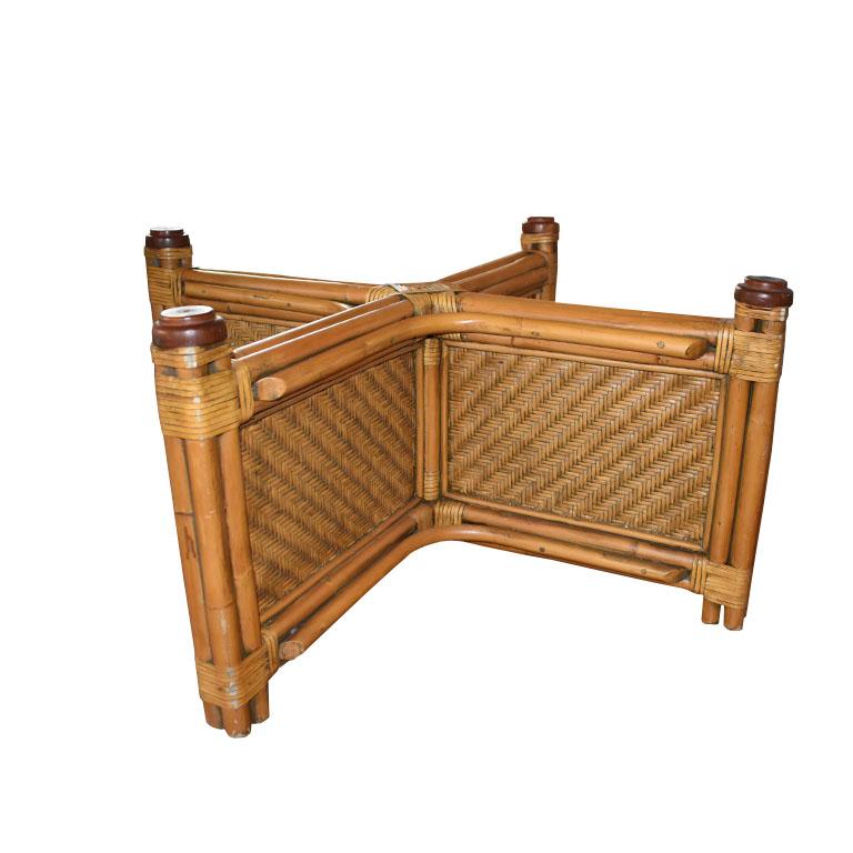 Table basse carrée mi-siècle en bambou et rotin avec base en X et plateau en verre rond en vente 1