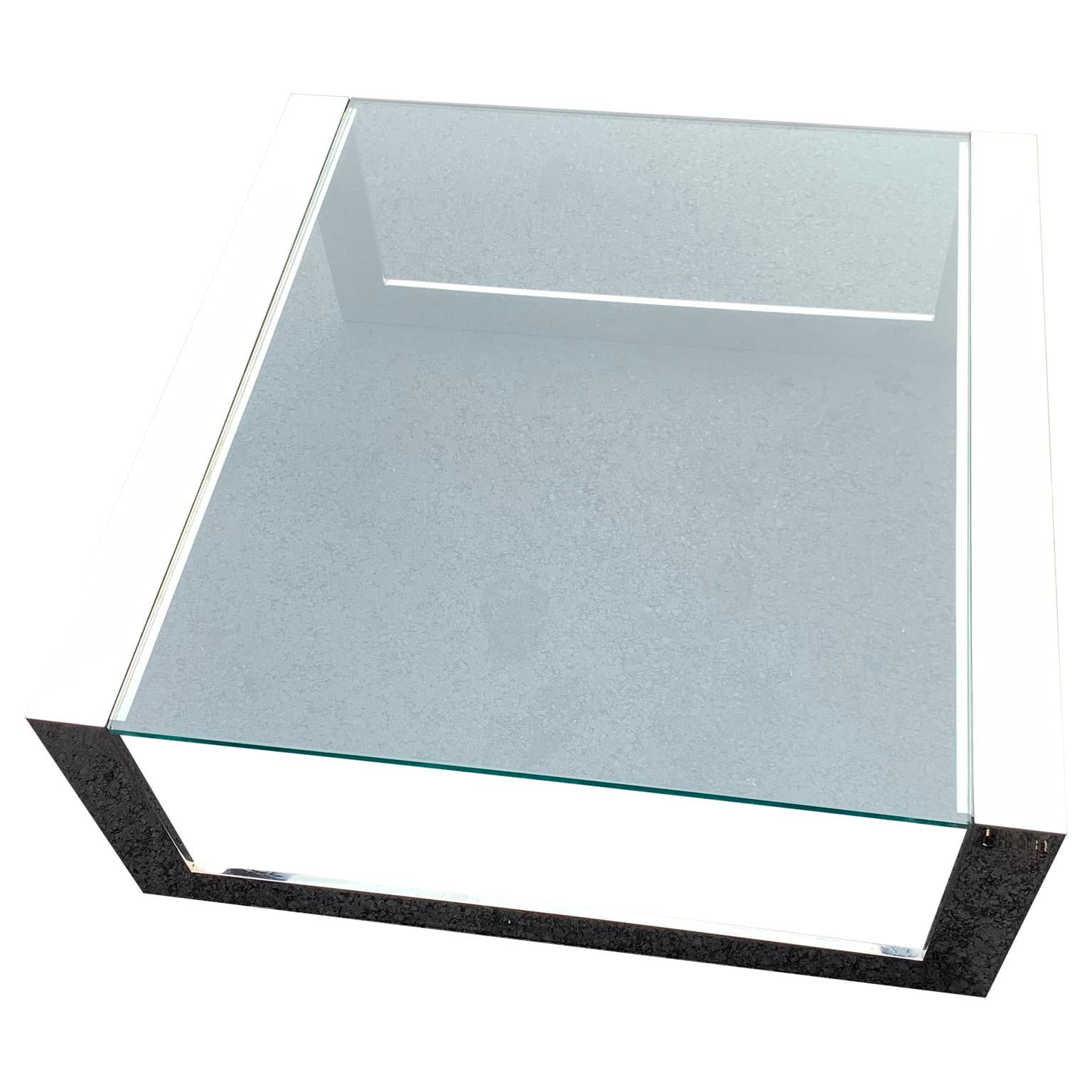Tavolo da cocktail quadrato in acciaio cromato con piano in vetro, stile Mid-Century Modern italiano
Il piano in vetro misura 30 x 36 x 1/2 pollici. Il piano in vetro presenta leggeri graffi 