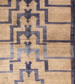 Quadratischer türkischer Tulu mit Stammesmuster in Blau und Tan, Mid-Century Modern