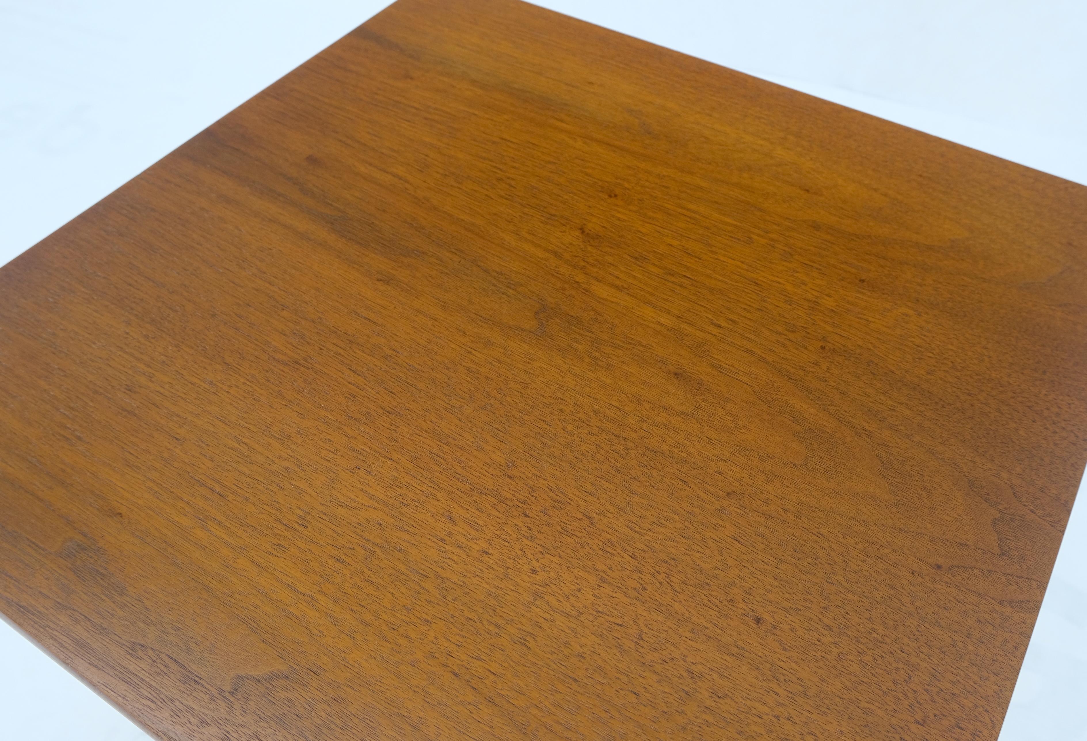 Mid-Century Modern Table basse carrée d'appoint mi-siècle moderne à pieds en forme de chevalet en noyer, couleur menthe en vente