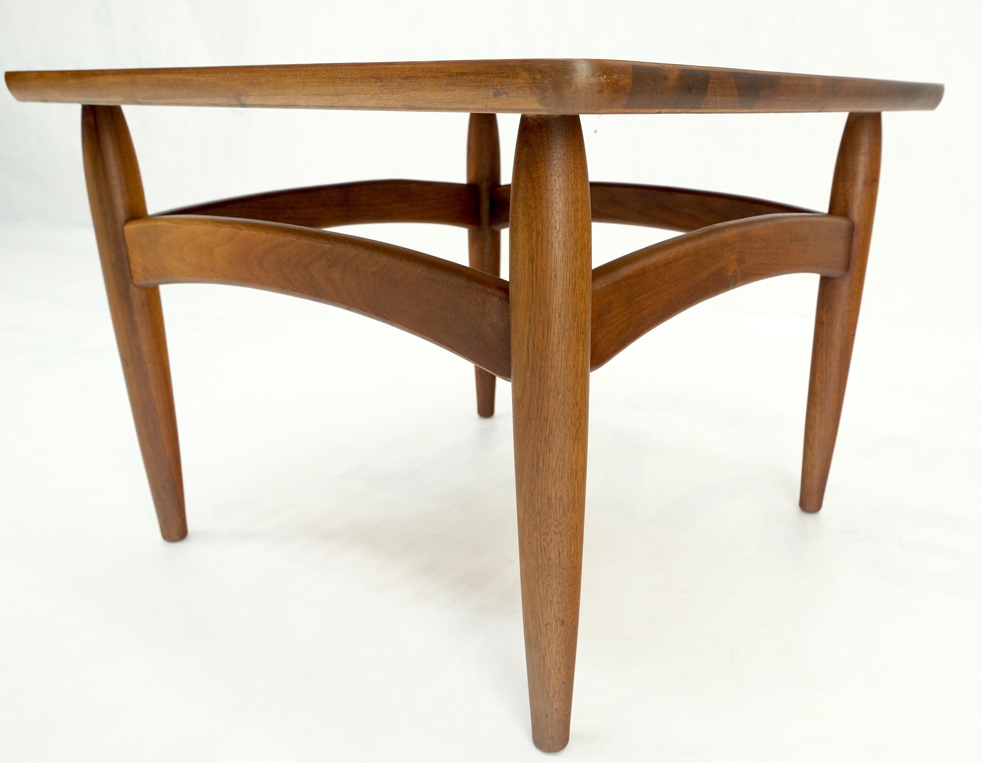 Laqué Table basse carrée d'appoint mi-siècle moderne à pieds en forme de chevalet en noyer, couleur menthe en vente