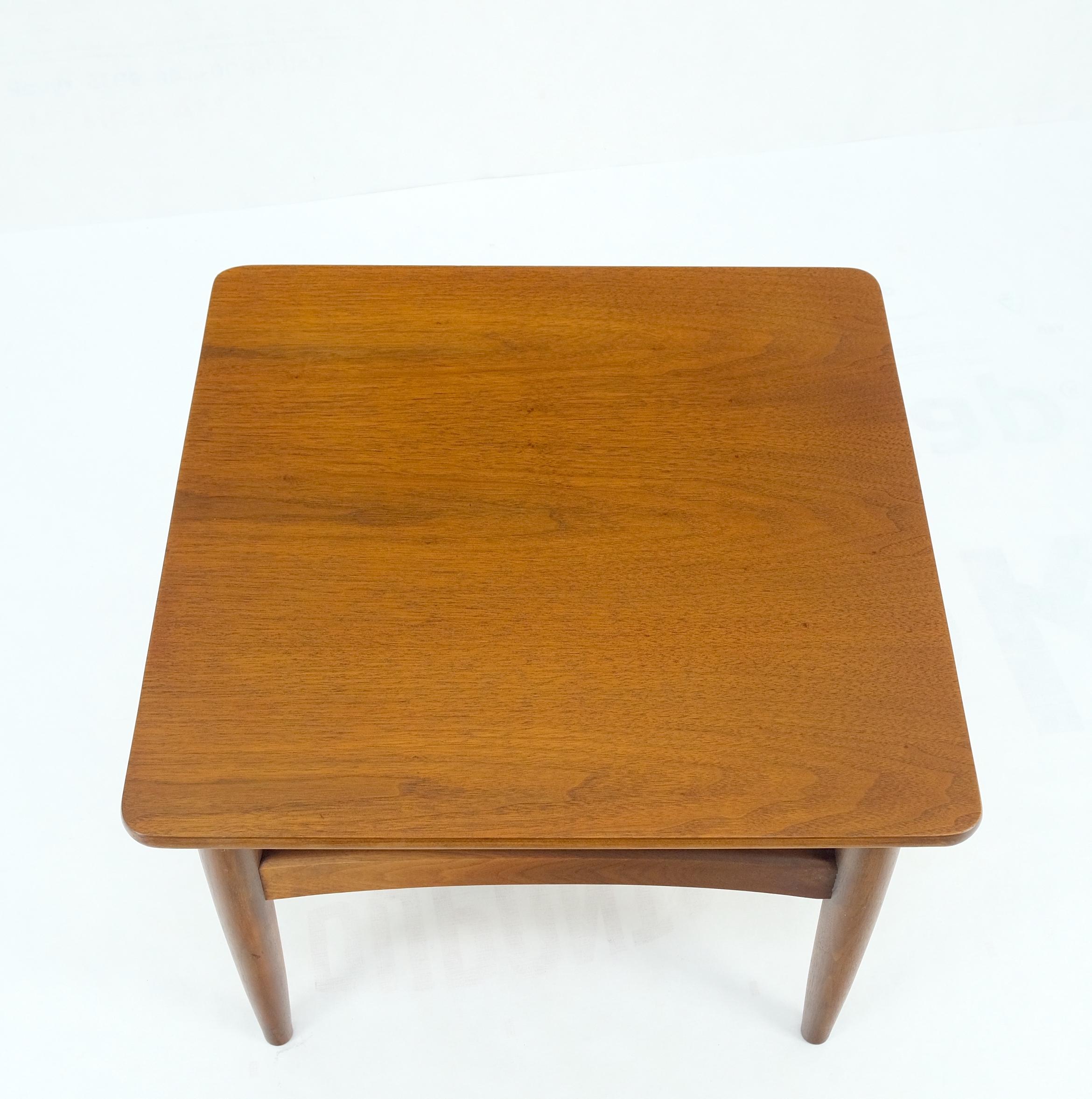 Teck Table basse carrée d'appoint mi-siècle moderne à pieds en forme de chevalet en noyer, couleur menthe en vente