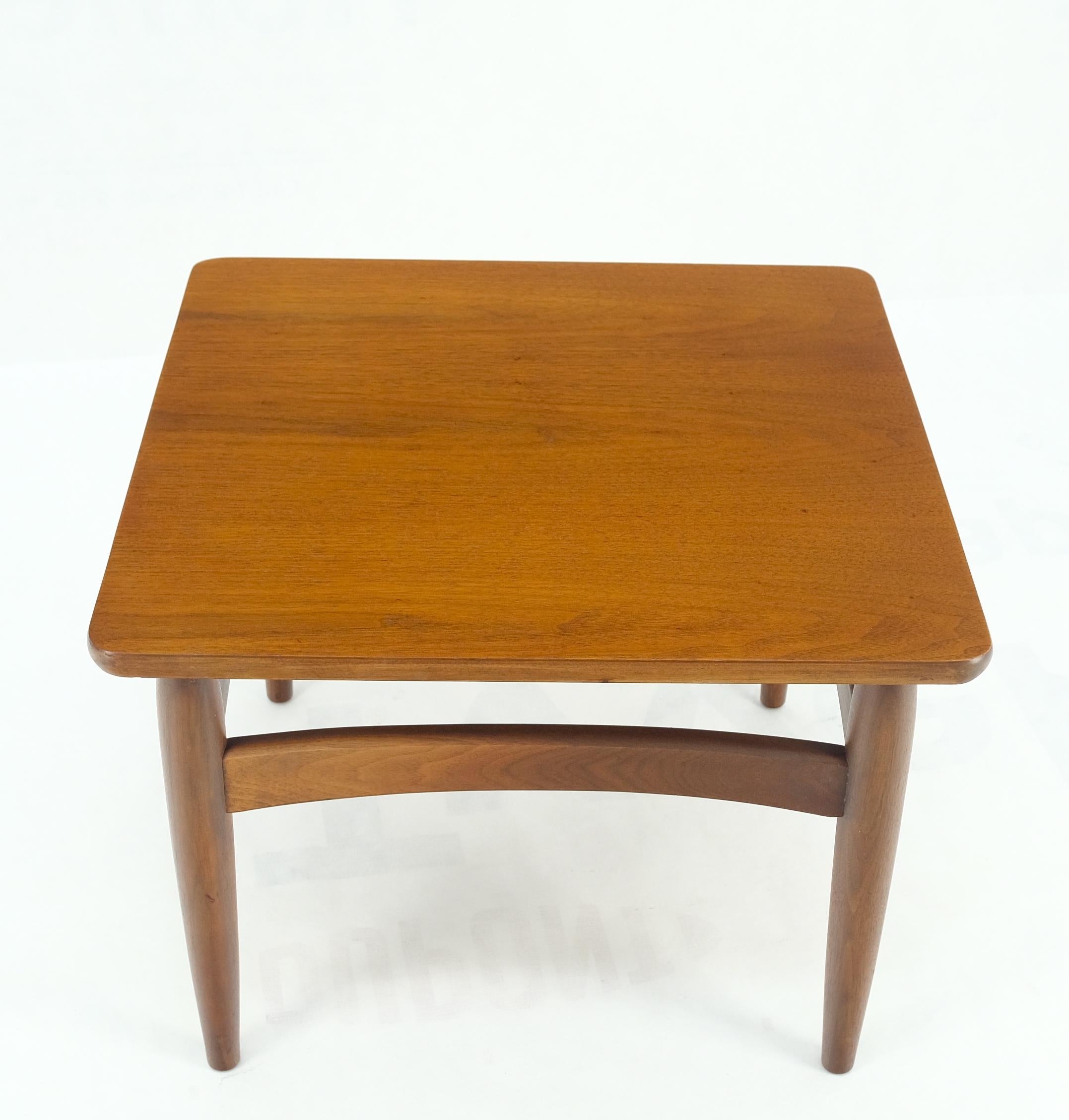 Table basse carrée d'appoint mi-siècle moderne à pieds en forme de chevalet en noyer, couleur menthe en vente 1