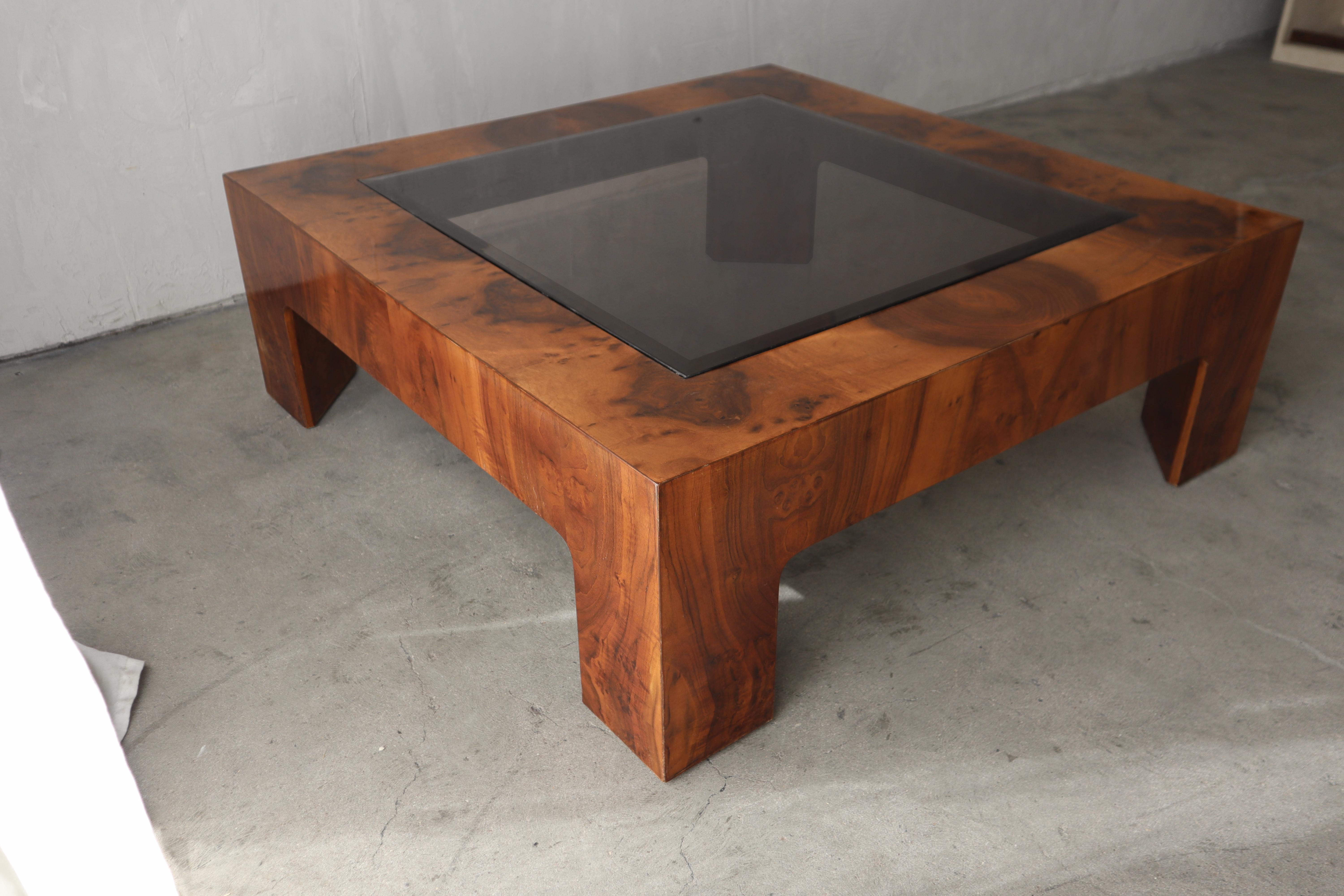 Superbe table basse en ronce de noyer réalisée par Milo Baughman pour Thayer.  Cette table basse est très remarquée et sera une véritable pièce maîtresse. 

Une table console et un ottoman assortis ainsi qu'un cube sont disponibles dans une liste