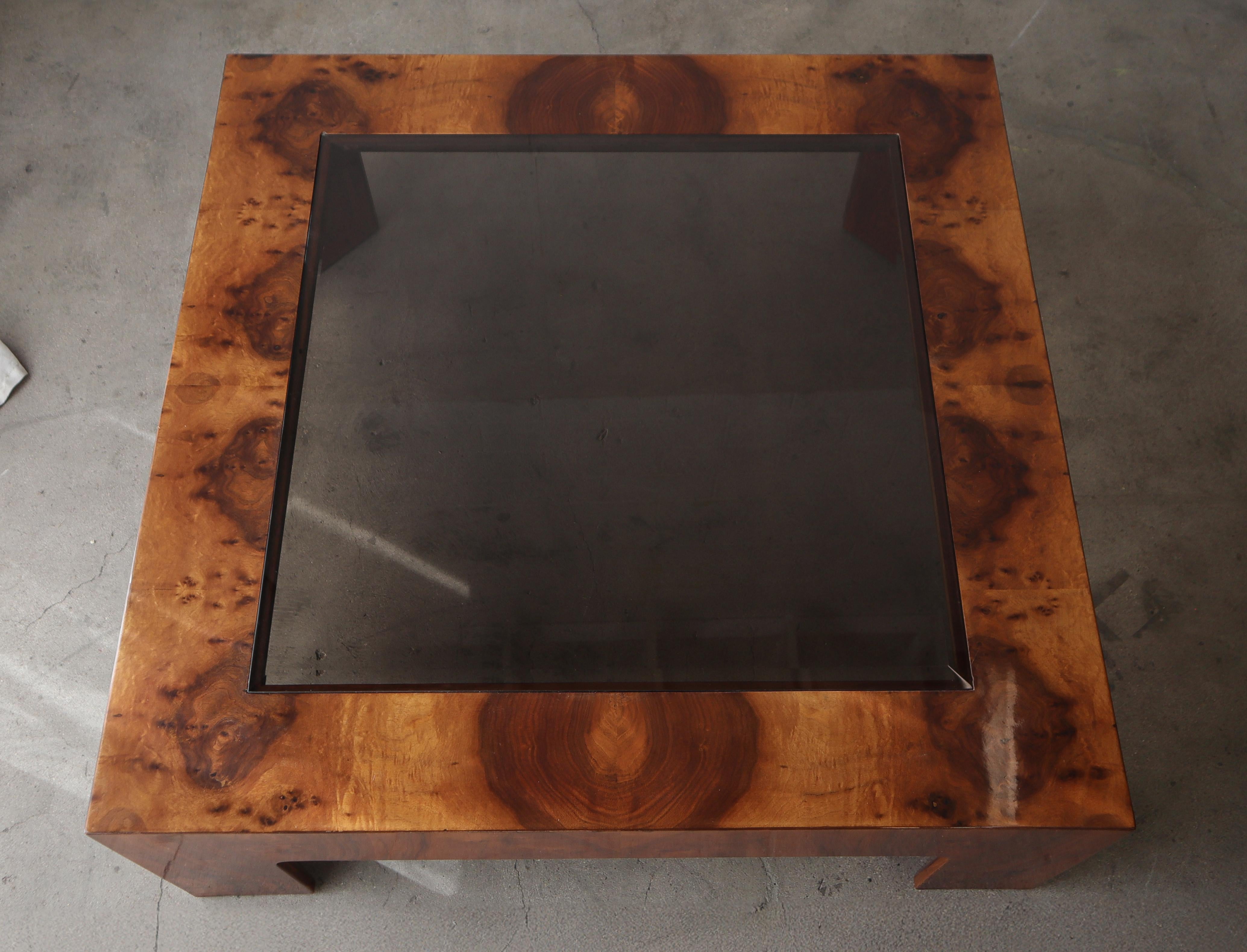 Table basse carrée en loupe de noyer du milieu du siècle par Milo Baughman Bon état - En vente à Las Vegas, NV
