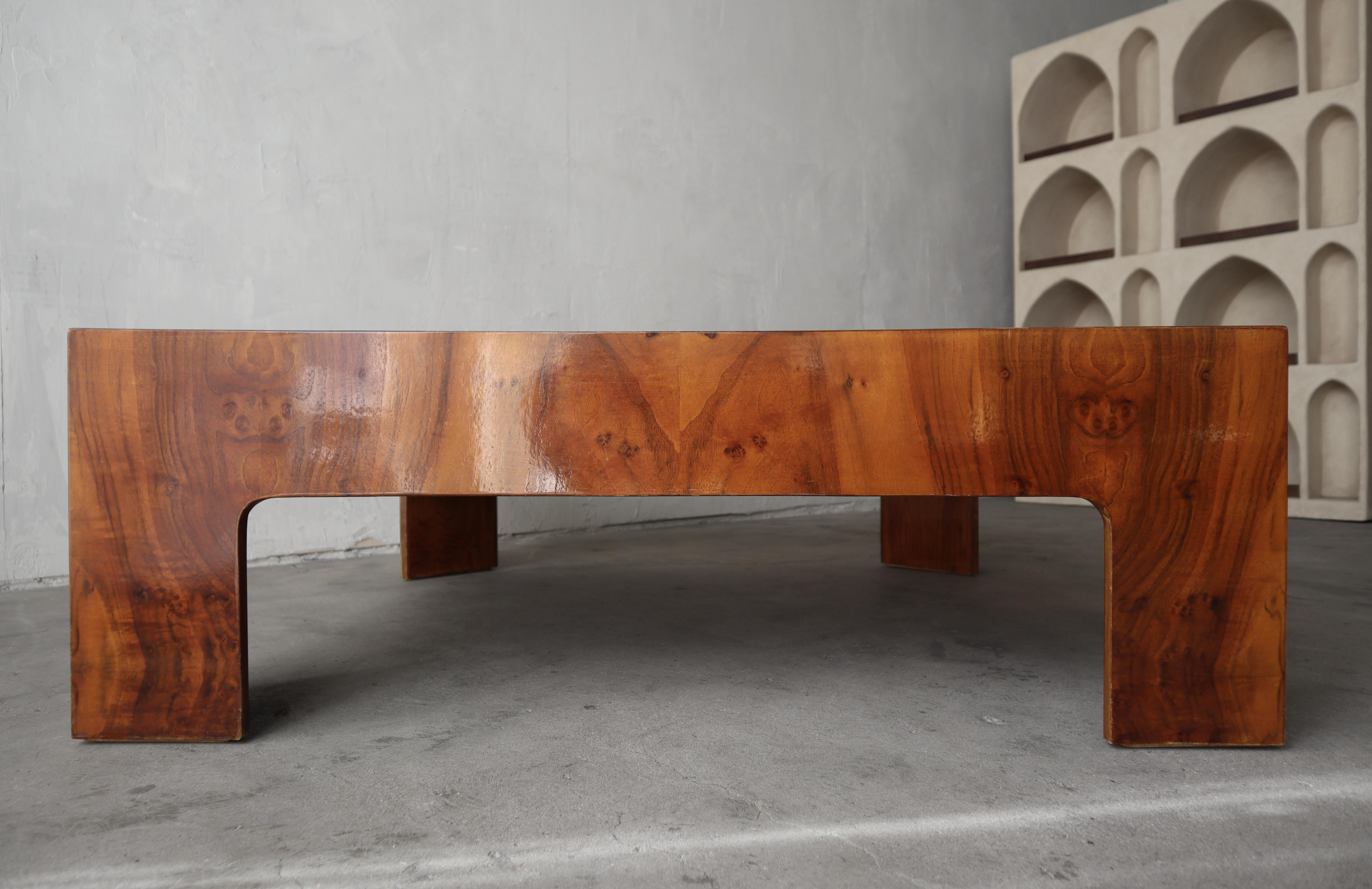 20ième siècle Table basse carrée en loupe de noyer du milieu du siècle par Milo Baughman en vente
