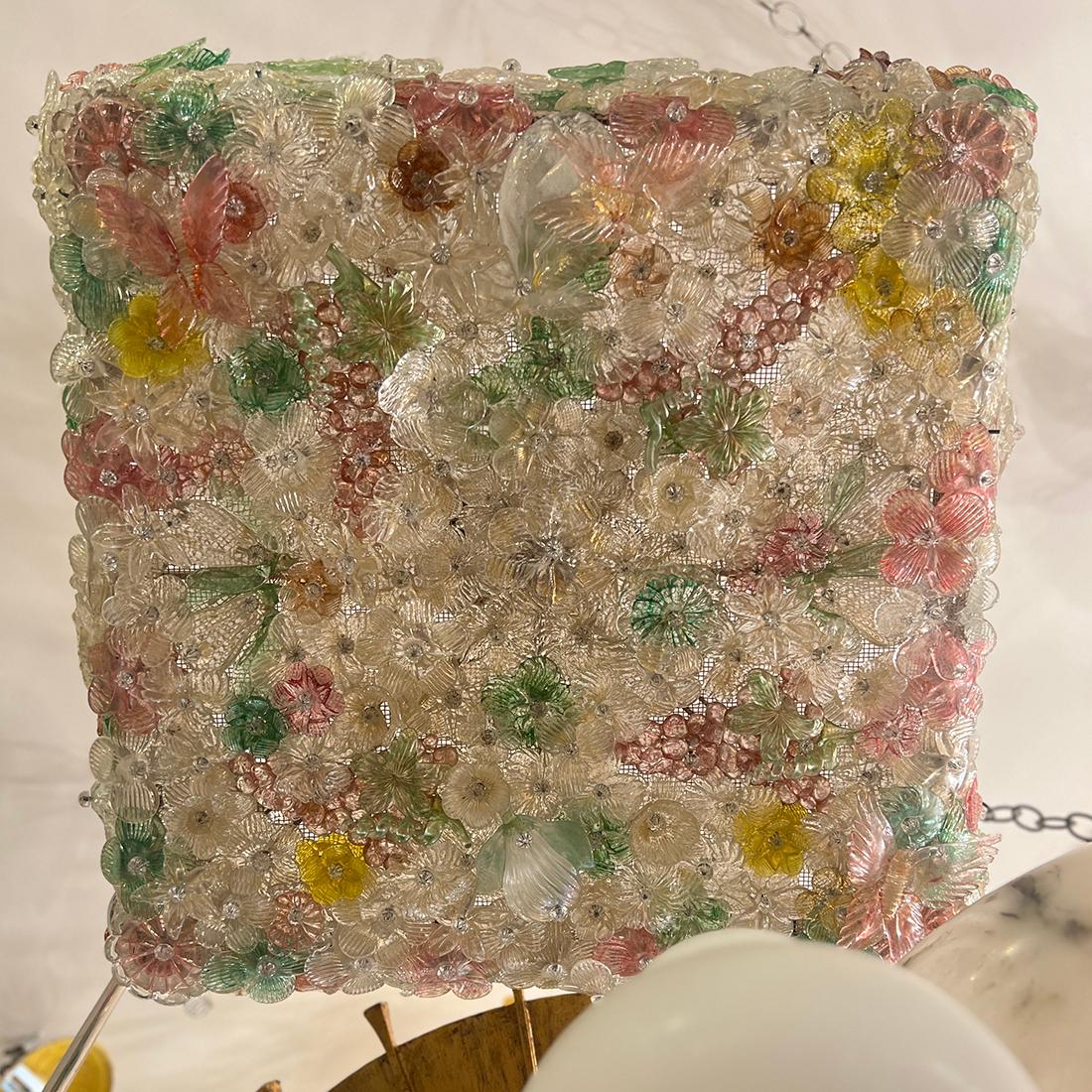 Una lámpara millefiori italiana de la década de 1950 con 8 luces interiores.

Medidas:
Diámetro: 23