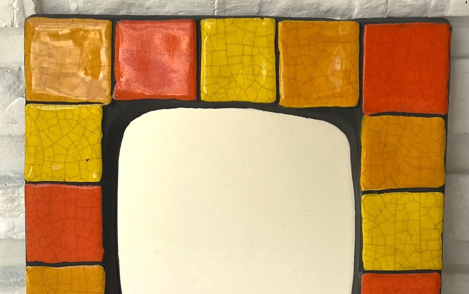 Un objet singulier, fidèle à l'univers ensoleillé et luxueux de l'artiste. Mithé Espelt crée la bordure de ce miroir en argile estampée et émaillée. Les émaux magnifiquement émaillés présentent des variations lumineuses de jaune et d'orange, faisant