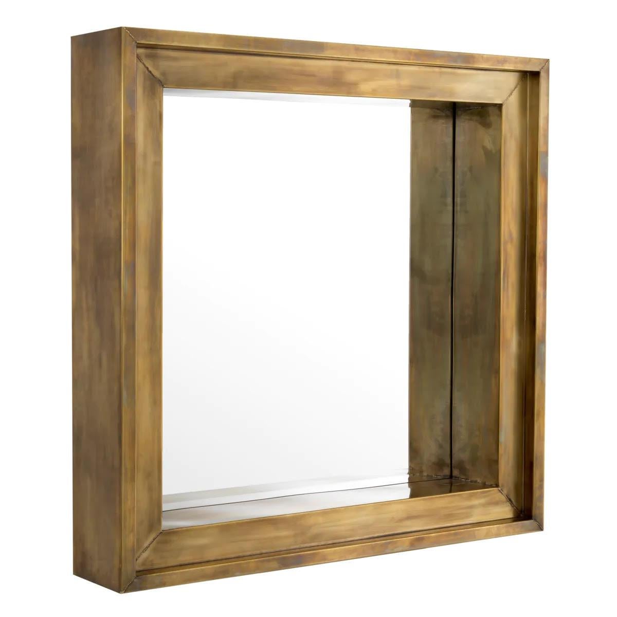 Scegli lo specchio quadrato per dare il tocco finale alla tua camera da letto o al corridoio.

La cornice profonda di questo specchio da parete ha una finitura in ottone vintage, che lo rende ideale per gli spazi minimalisti o come centrotavola
