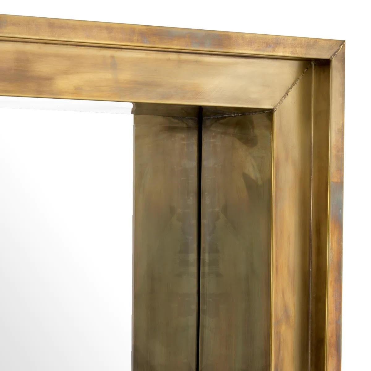 Moderno Specchio quadrato, finitura in ottone vintage. in vendita