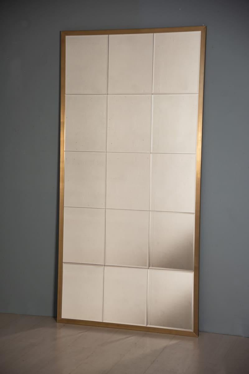 In this card, rectangular mirror measuring 101 x 200h cm, brass frame, 3x3 cm L-shaped edge, classic mirror and squares with grinding on all sides of the squares.

Pescetta presents the Collection of Brass Mirrors, made to measure and fully