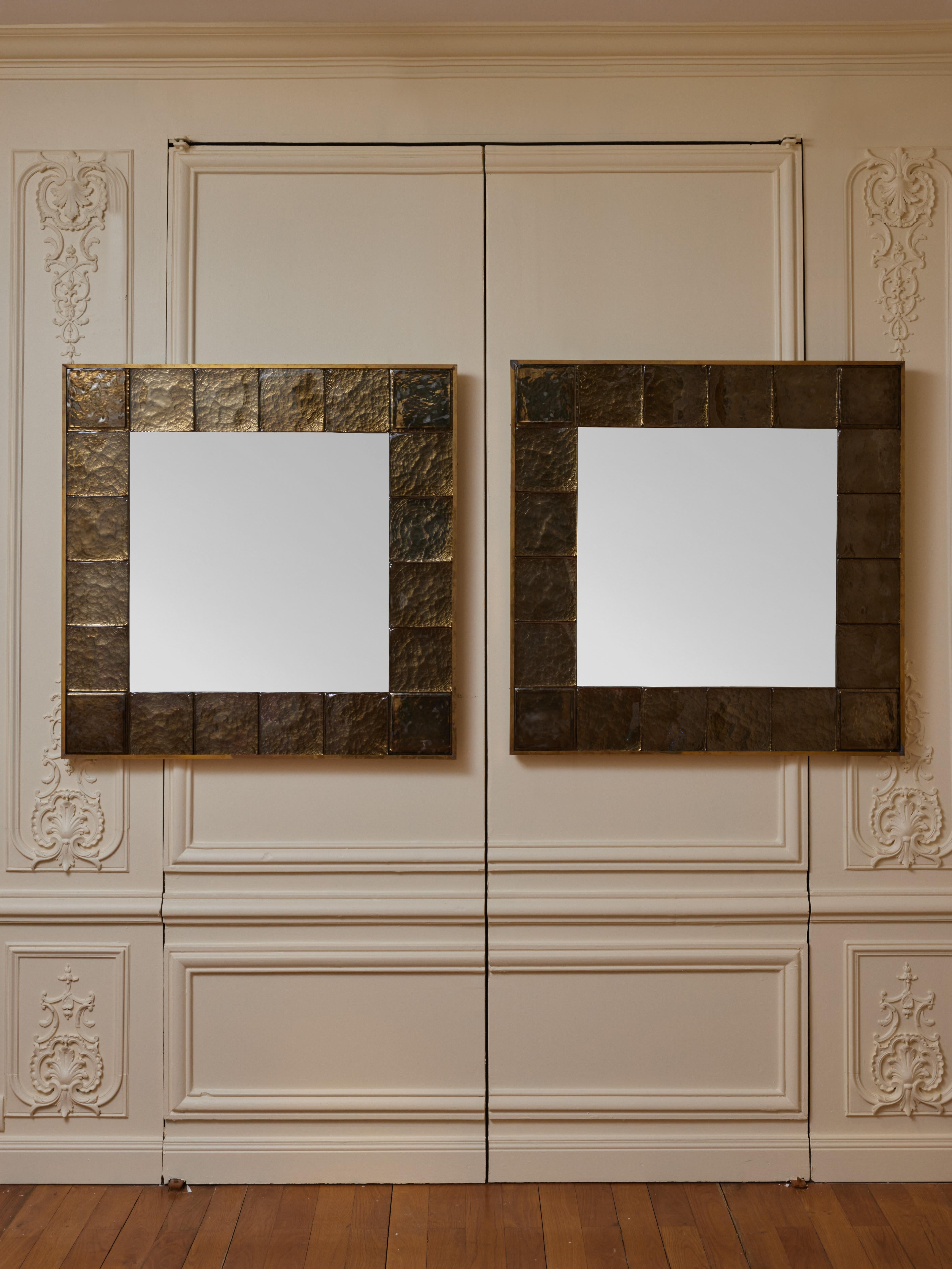 Pair of square mirrors with frame in golden Murano glass.
Creation by Studio Glustin.
Italy, 2024.