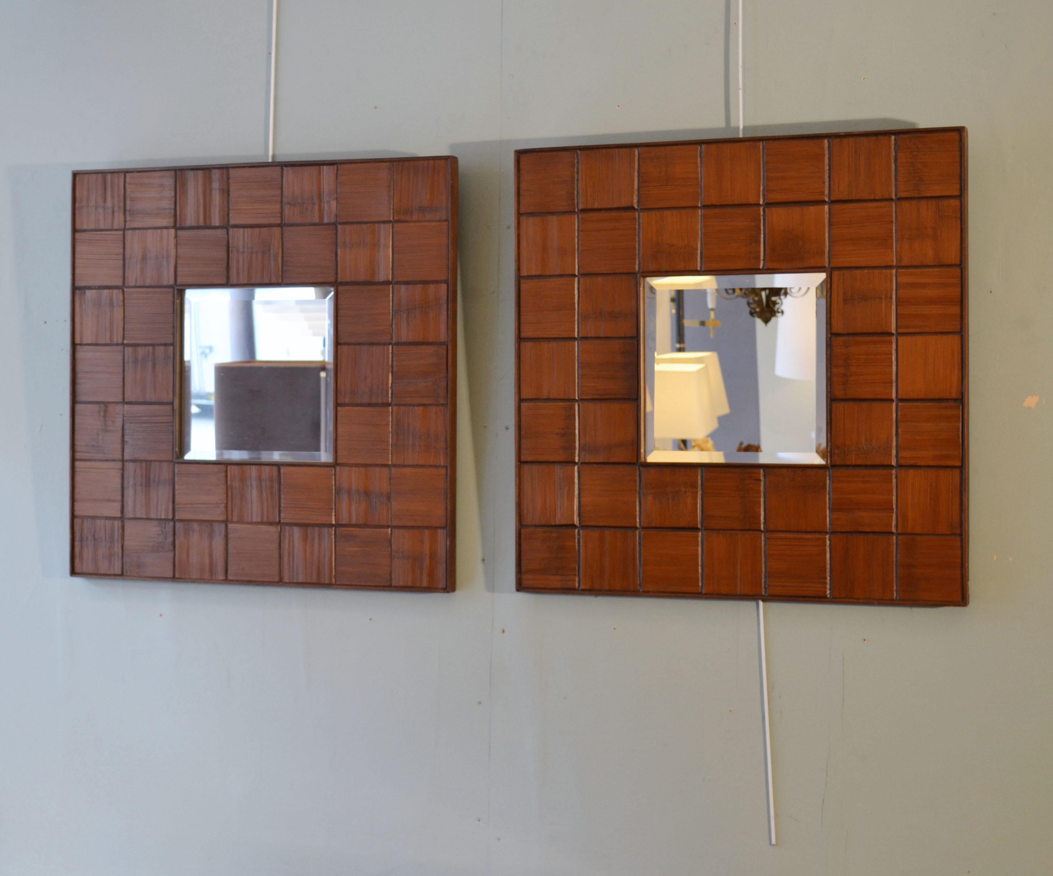 Quadratisches Spiegelpaar mit Reliefrand aus Nussbaumholz, 1960er Jahre, Italien (Mitte des 20. Jahrhunderts) im Angebot