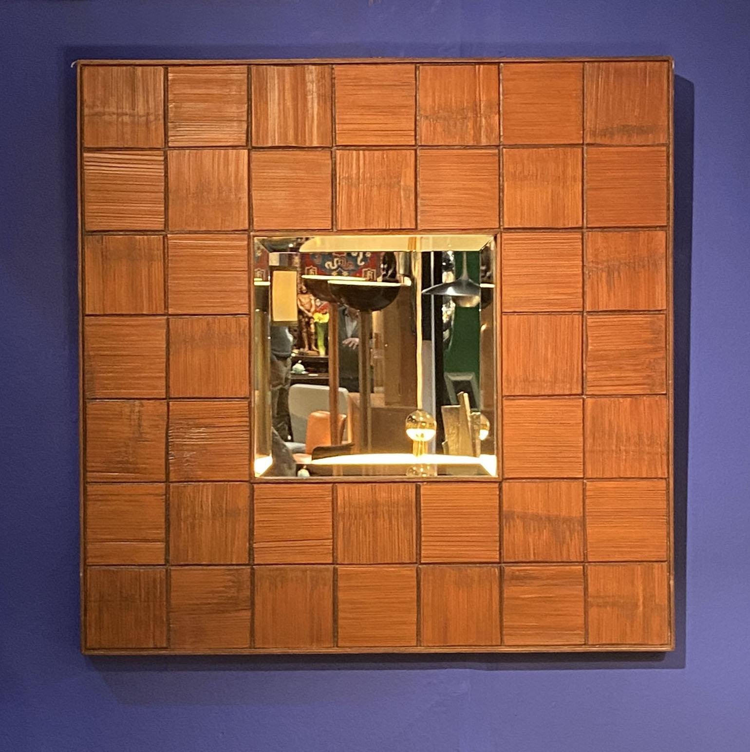 Quadratisches Spiegelpaar mit Reliefrand aus Nussbaumholz, 1960er Jahre, Italien (Moderne der Mitte des Jahrhunderts) im Angebot