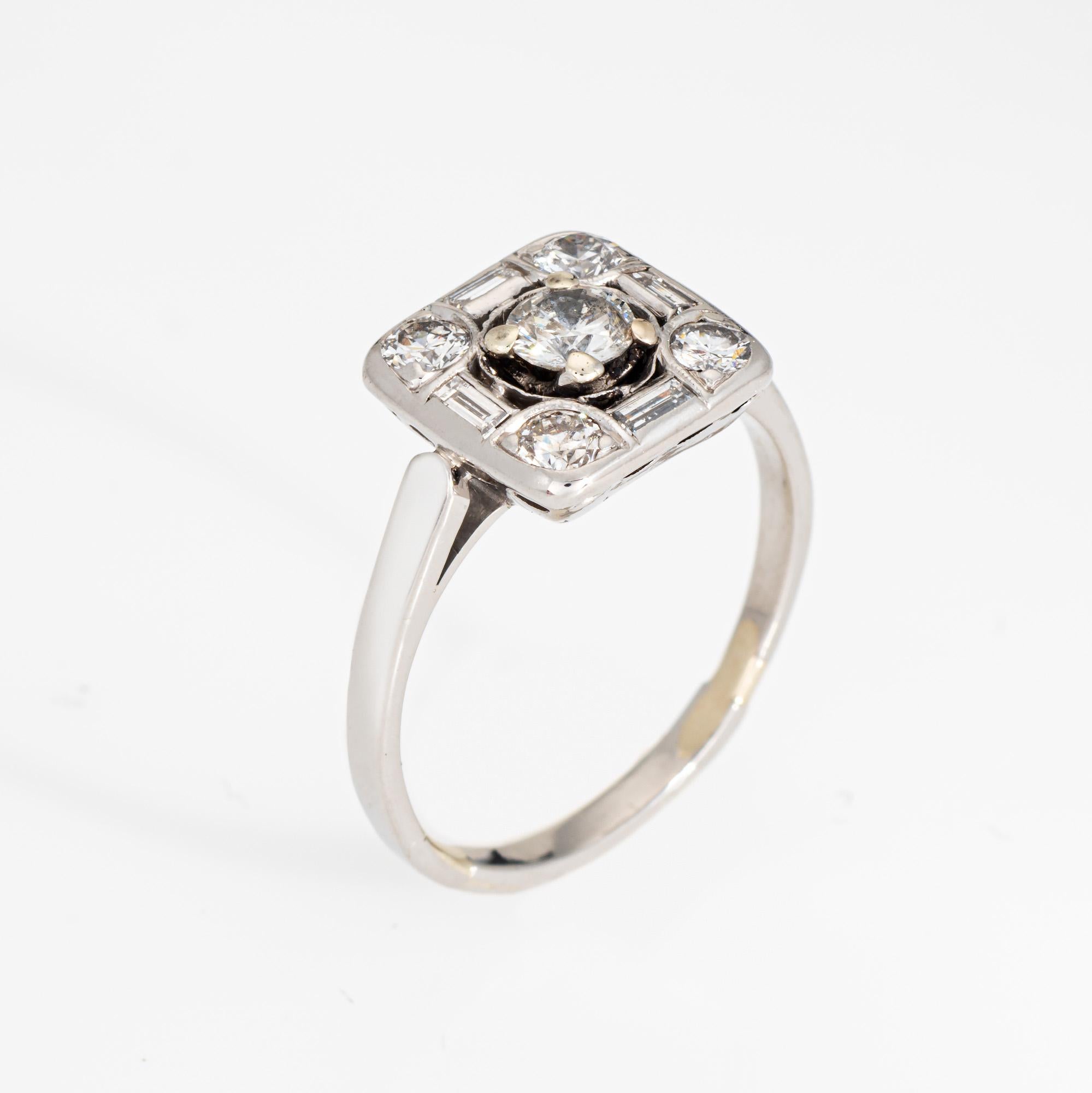 Élégante bague à diamants mixtes du milieu du siècle en or blanc 14k (vers les années 1950-1960). 

Les diamants de taille ronde et mixte totalisent environ 0,50 carats (couleur estimée I-J et pureté SI1-I1).   

Cette élégante bague est sertie de